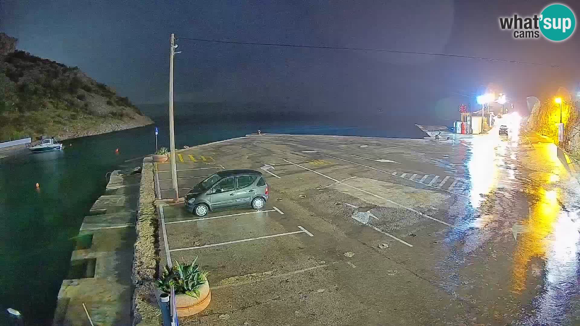 Spletna kamera trajektno pristanišče Prizna – proti otoku Pag