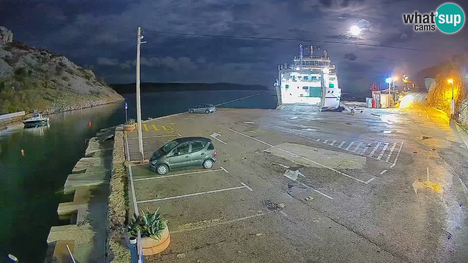 Spletna kamera trajektno pristanišče Prizna – proti otoku Pag