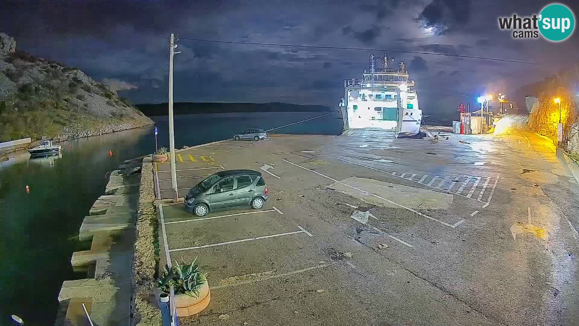 Spletna kamera trajektno pristanišče Prizna – proti otoku Pag