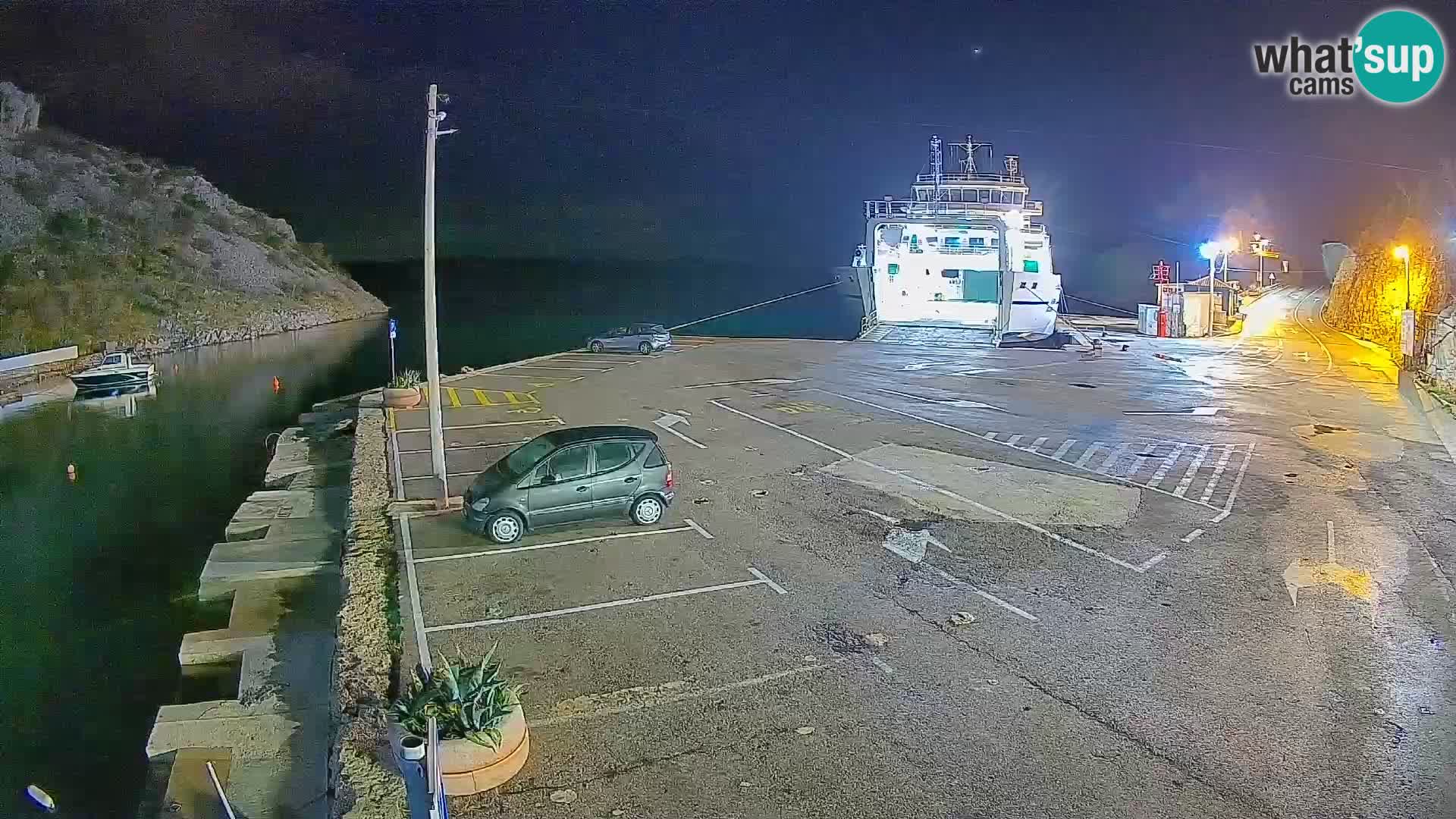 Spletna kamera trajektno pristanišče Prizna – proti otoku Pag