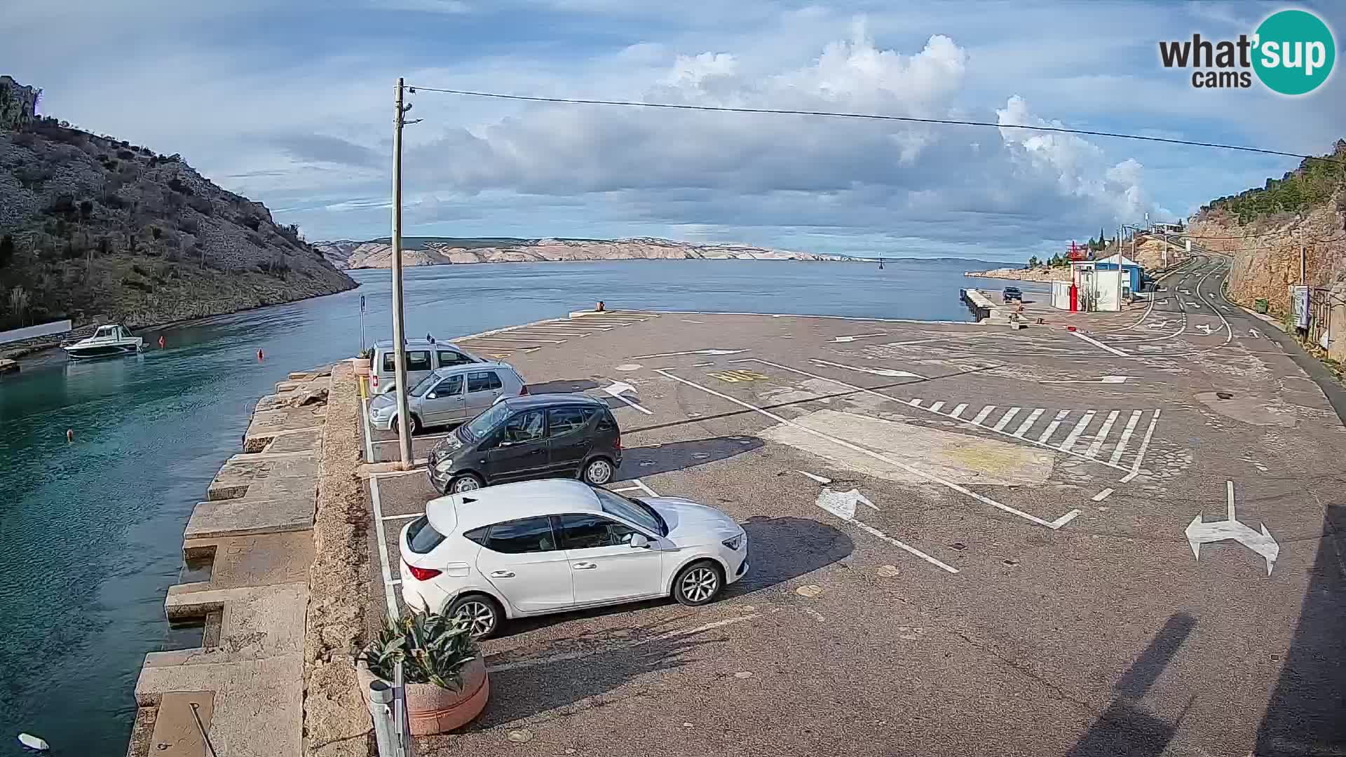 Spletna kamera trajektno pristanišče Prizna – proti otoku Pag