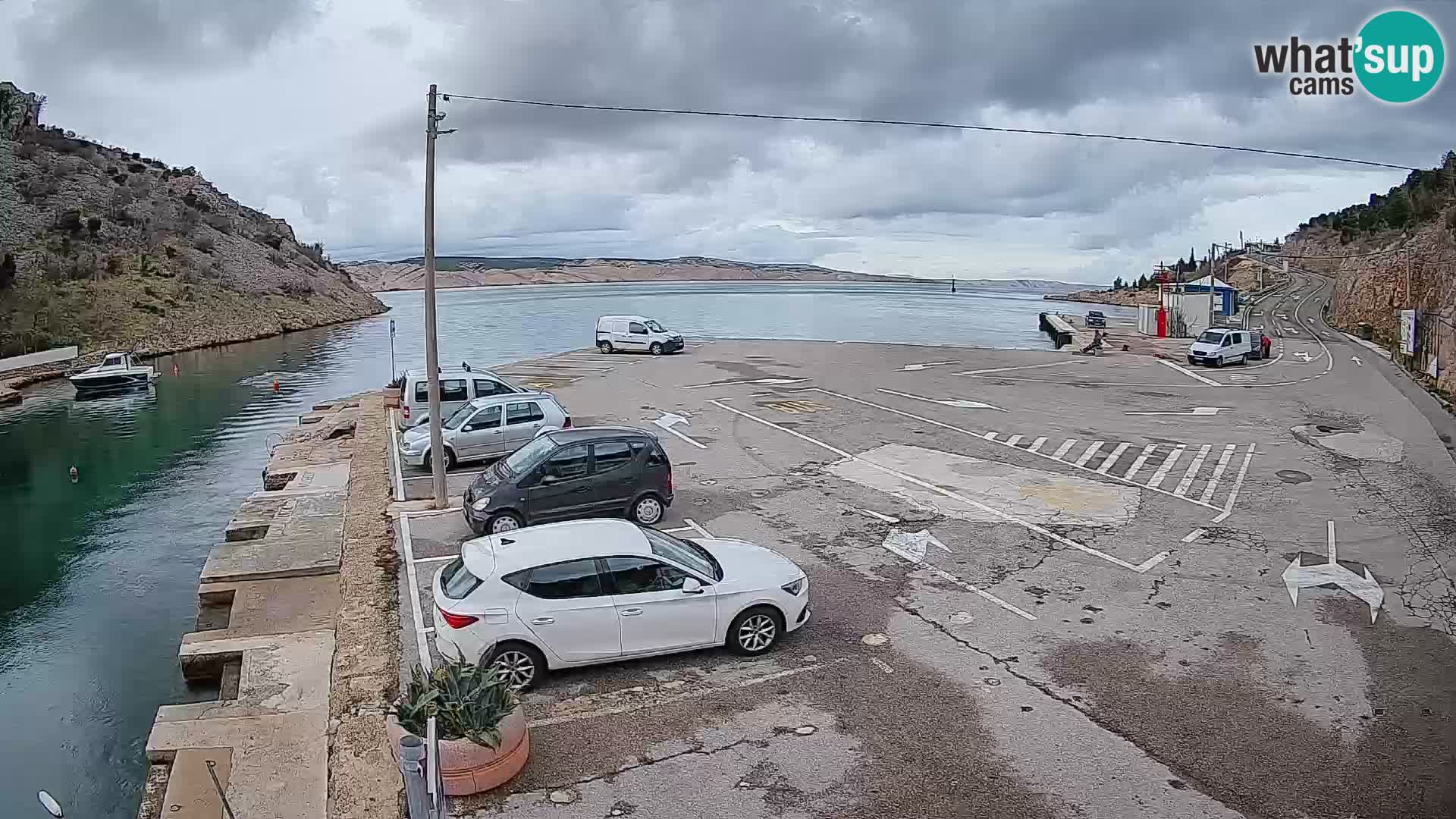 Spletna kamera trajektno pristanišče Prizna – proti otoku Pag