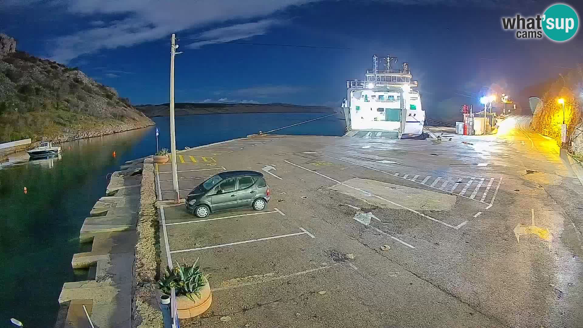 Spletna kamera trajektno pristanišče Prizna – proti otoku Pag