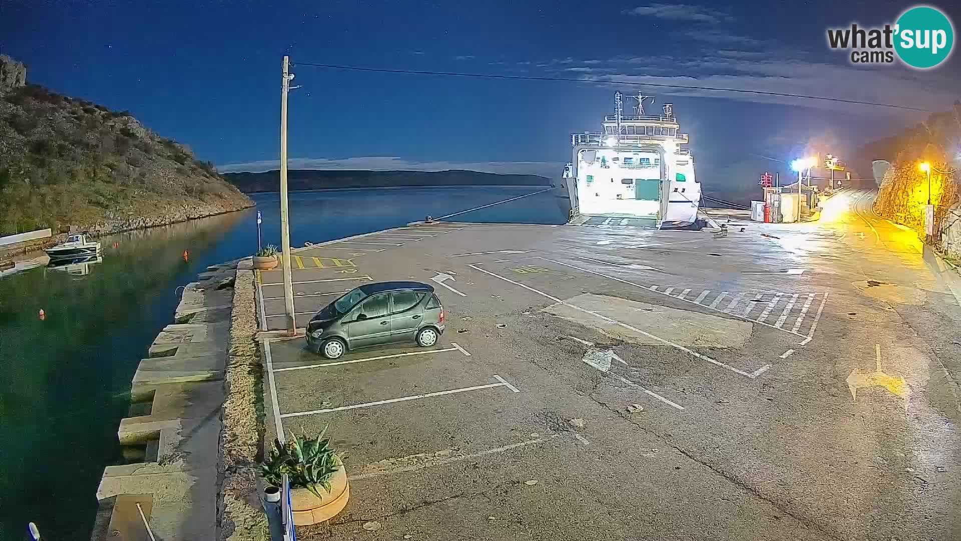 Spletna kamera trajektno pristanišče Prizna – proti otoku Pag