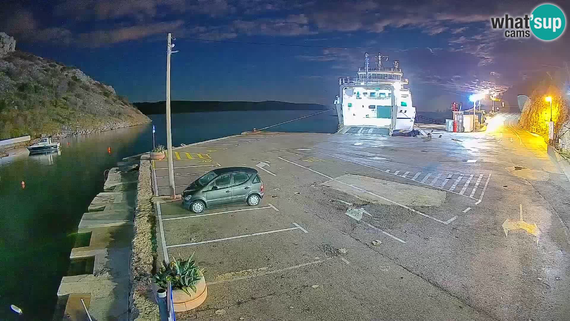 Spletna kamera trajektno pristanišče Prizna – proti otoku Pag