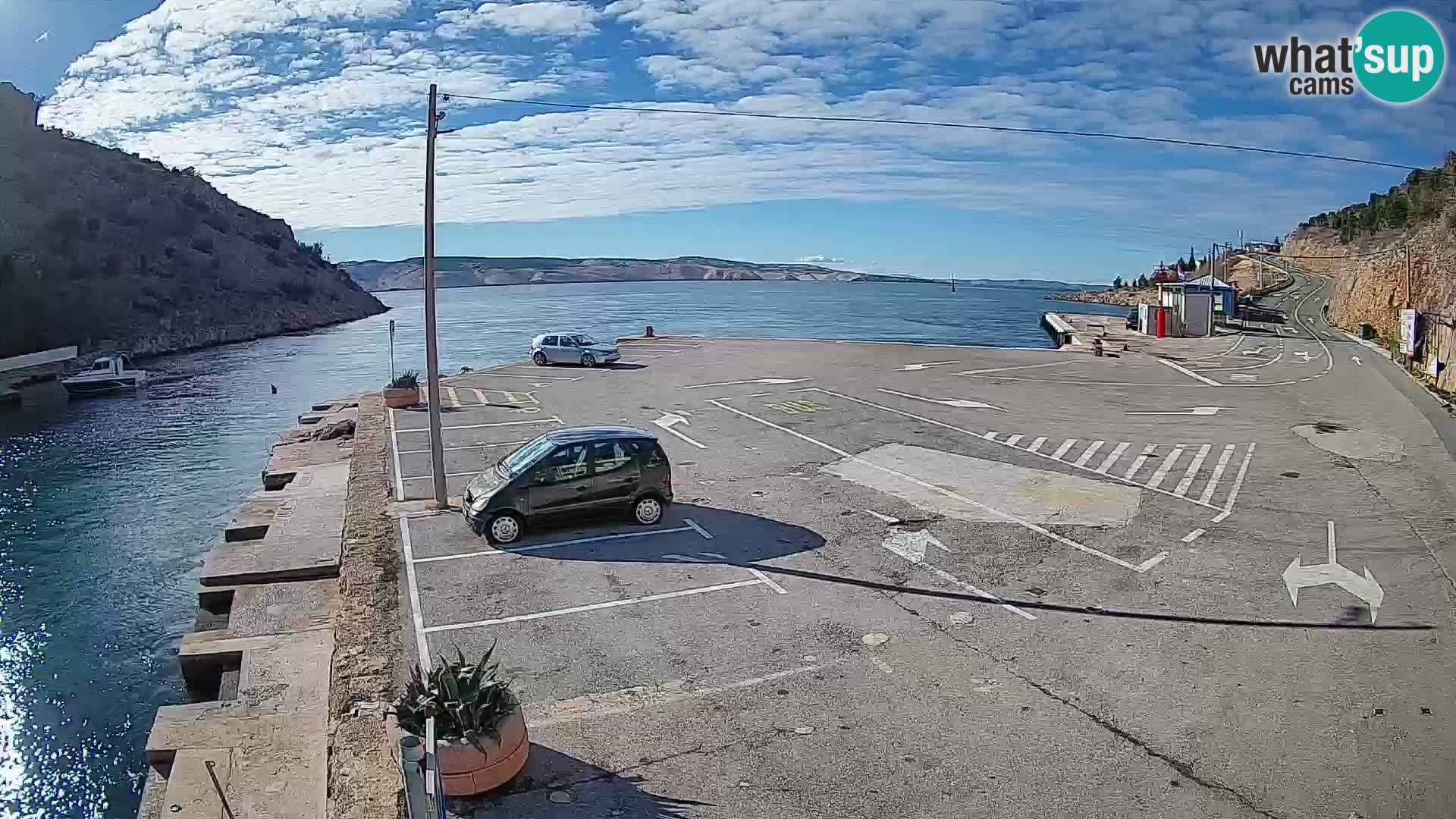 Spletna kamera trajektno pristanišče Prizna – proti otoku Pag