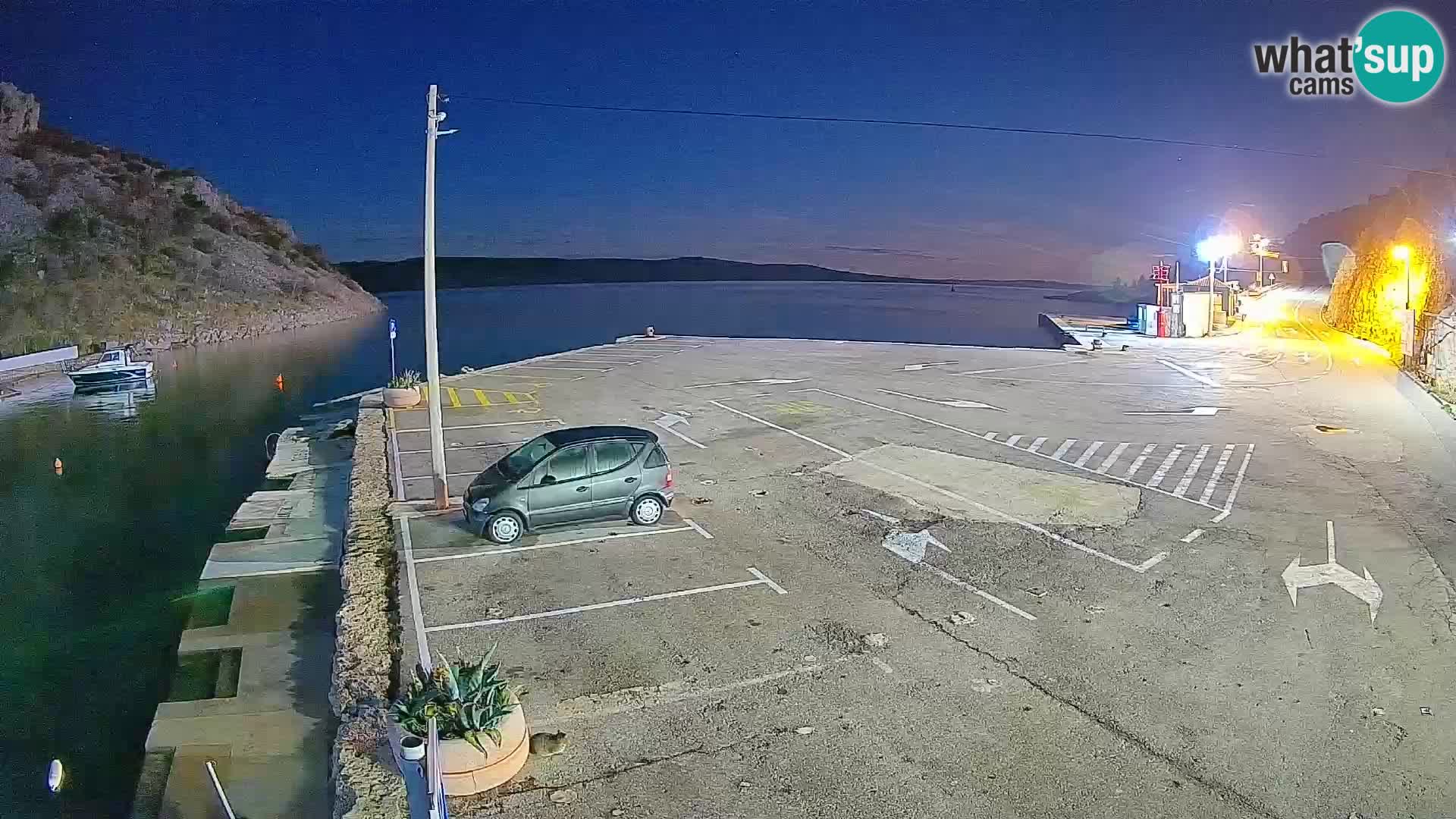 Spletna kamera trajektno pristanišče Prizna – proti otoku Pag