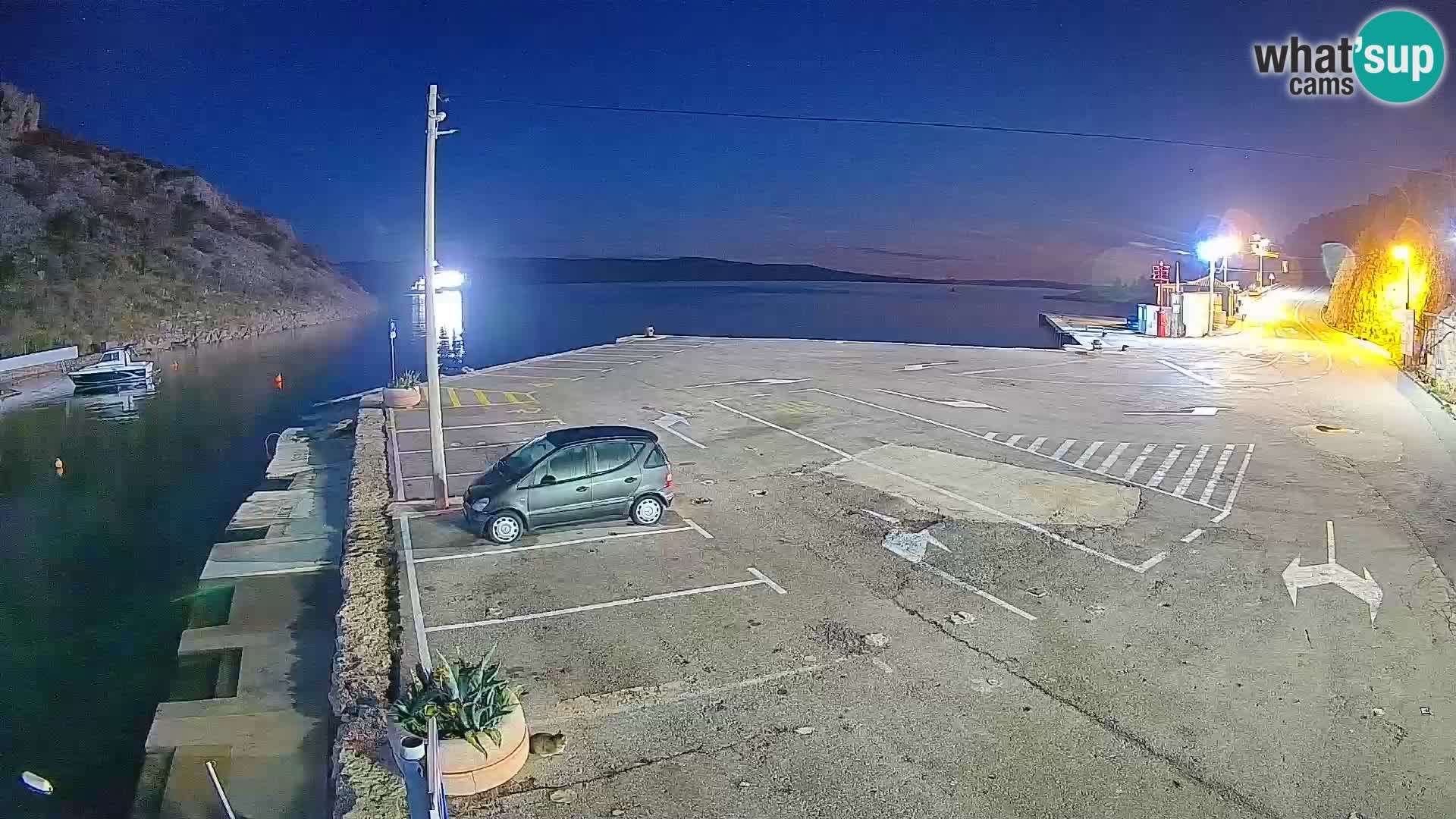 Spletna kamera trajektno pristanišče Prizna – proti otoku Pag