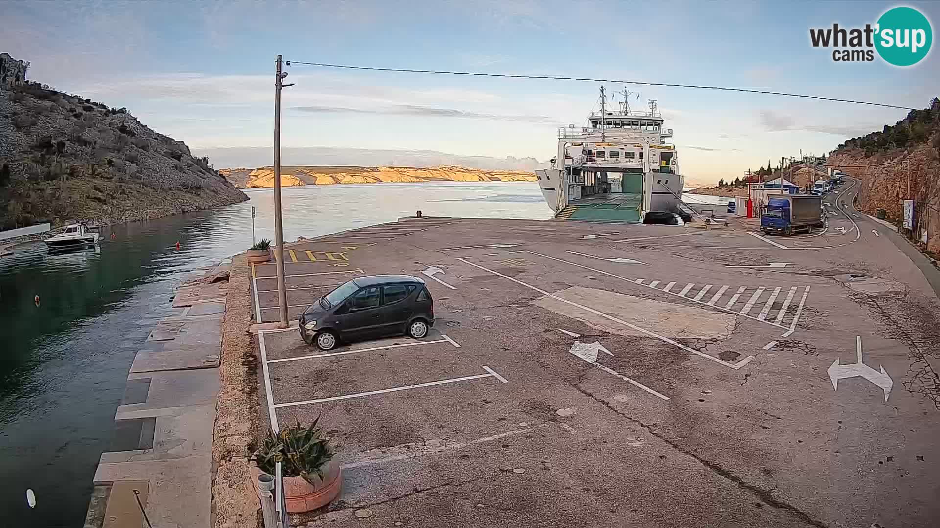 Webcam del puerto de ferris de Prizna – hacia la isla de Pag