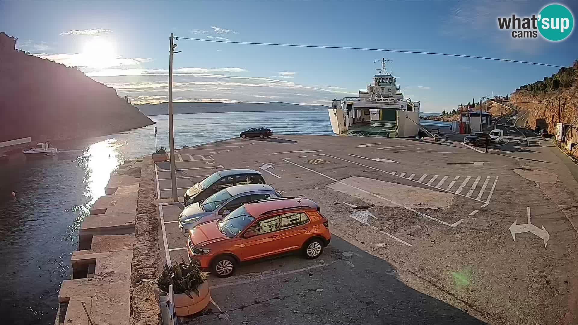 Spletna kamera trajektno pristanišče Prizna – proti otoku Pag