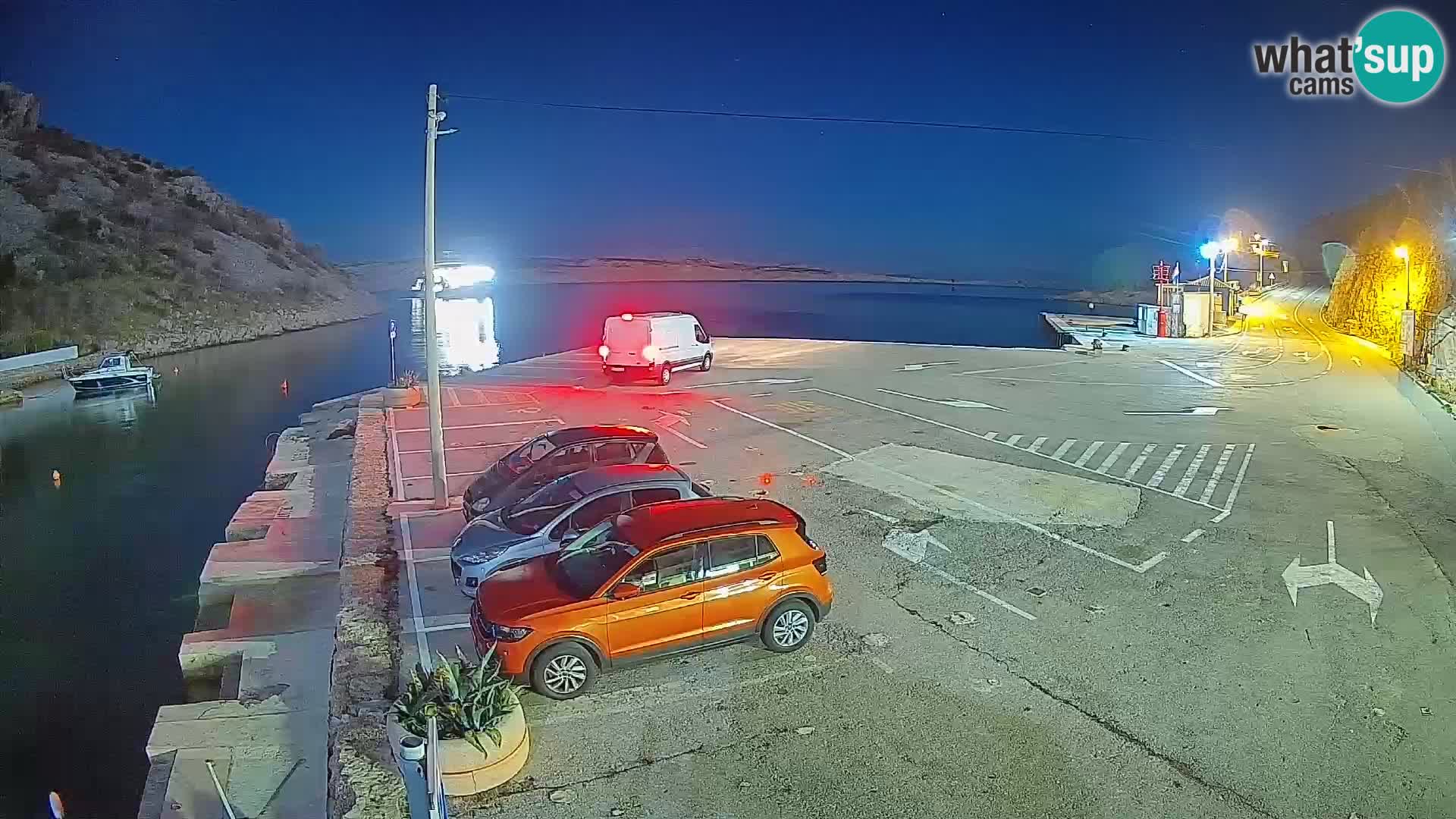 Spletna kamera trajektno pristanišče Prizna – proti otoku Pag