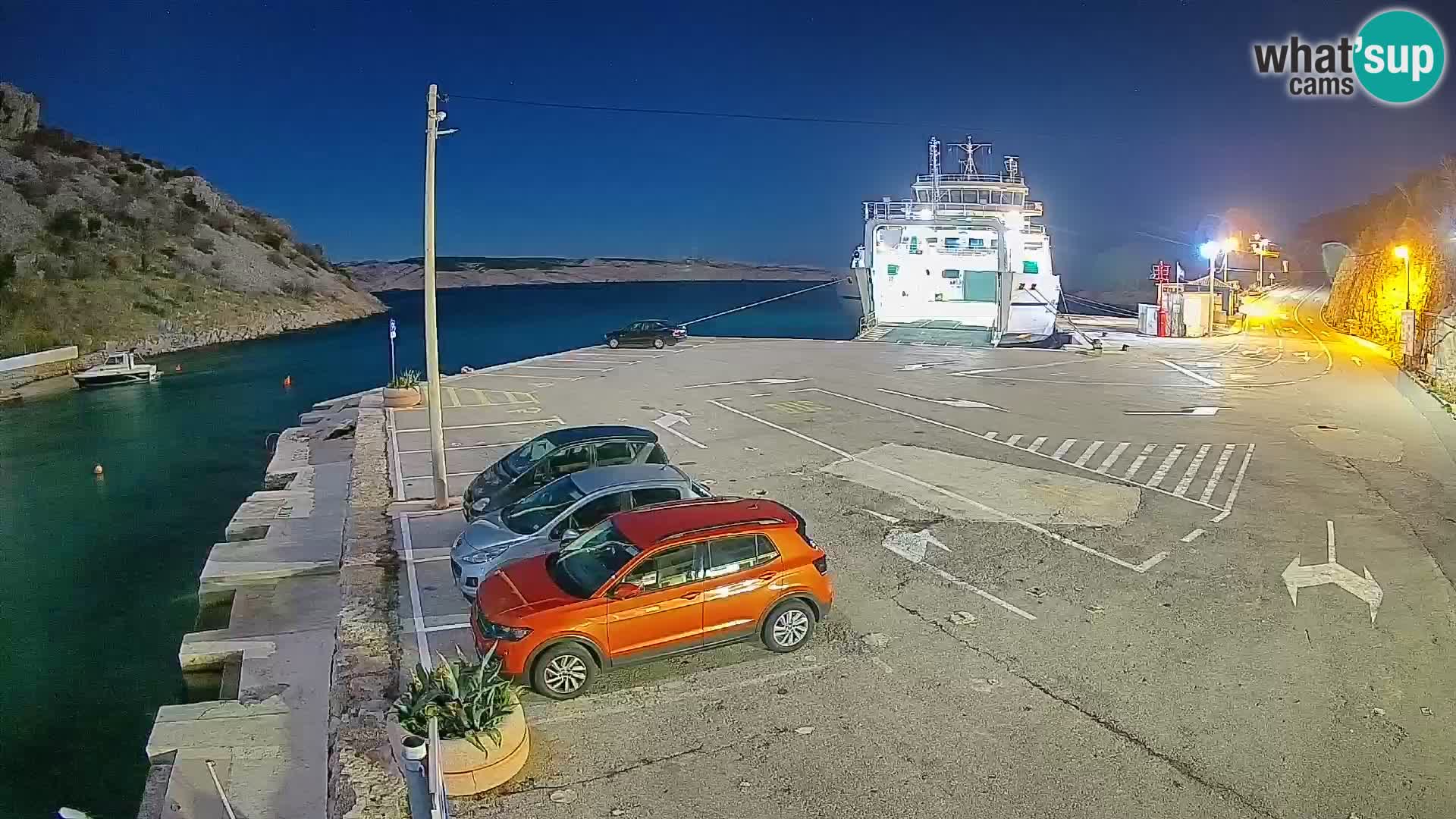 Spletna kamera trajektno pristanišče Prizna – proti otoku Pag