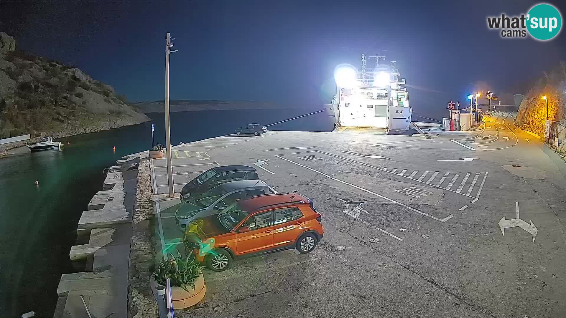 Spletna kamera trajektno pristanišče Prizna – proti otoku Pag