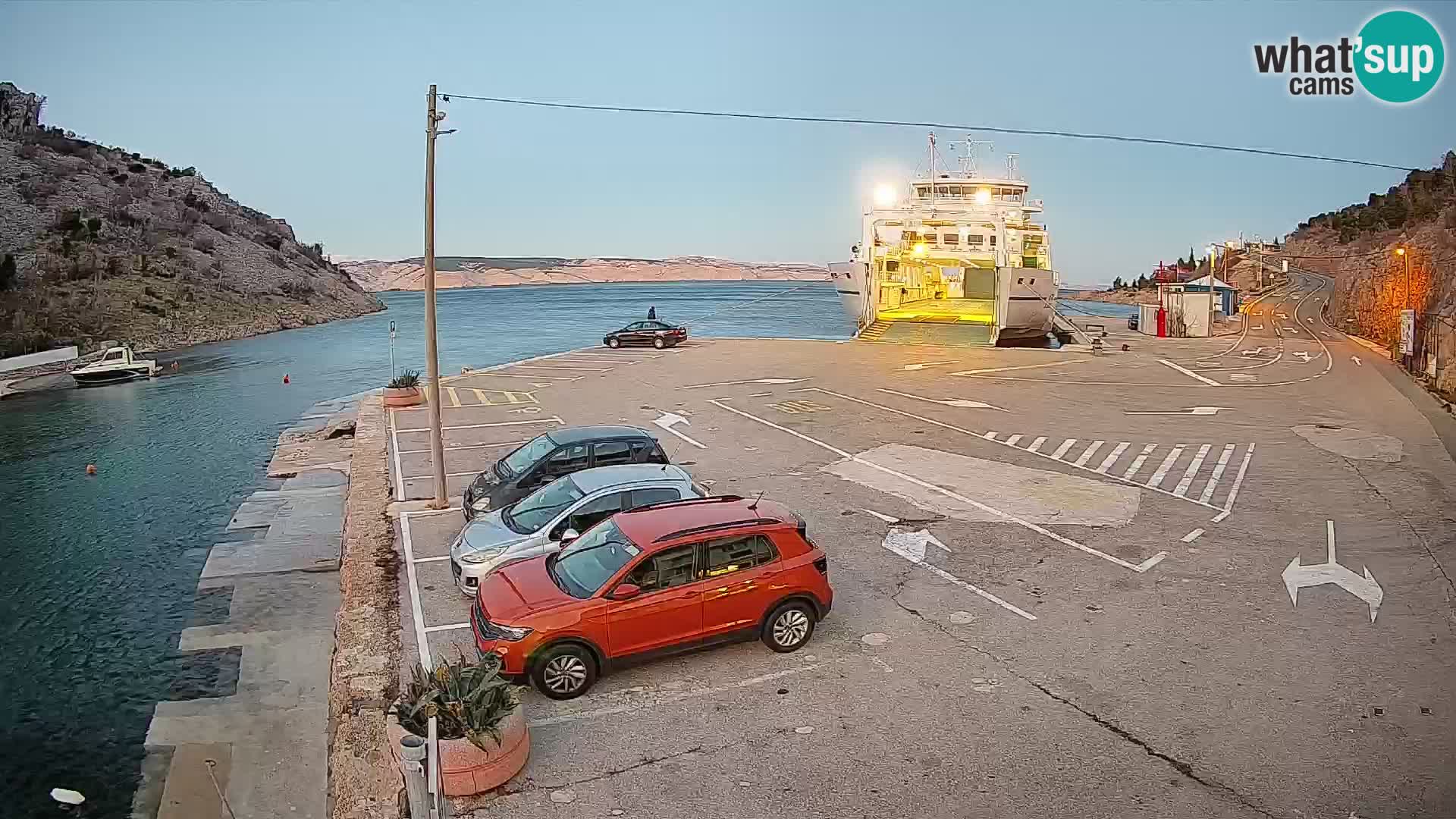 Webcam del puerto de ferris de Prizna – hacia la isla de Pag