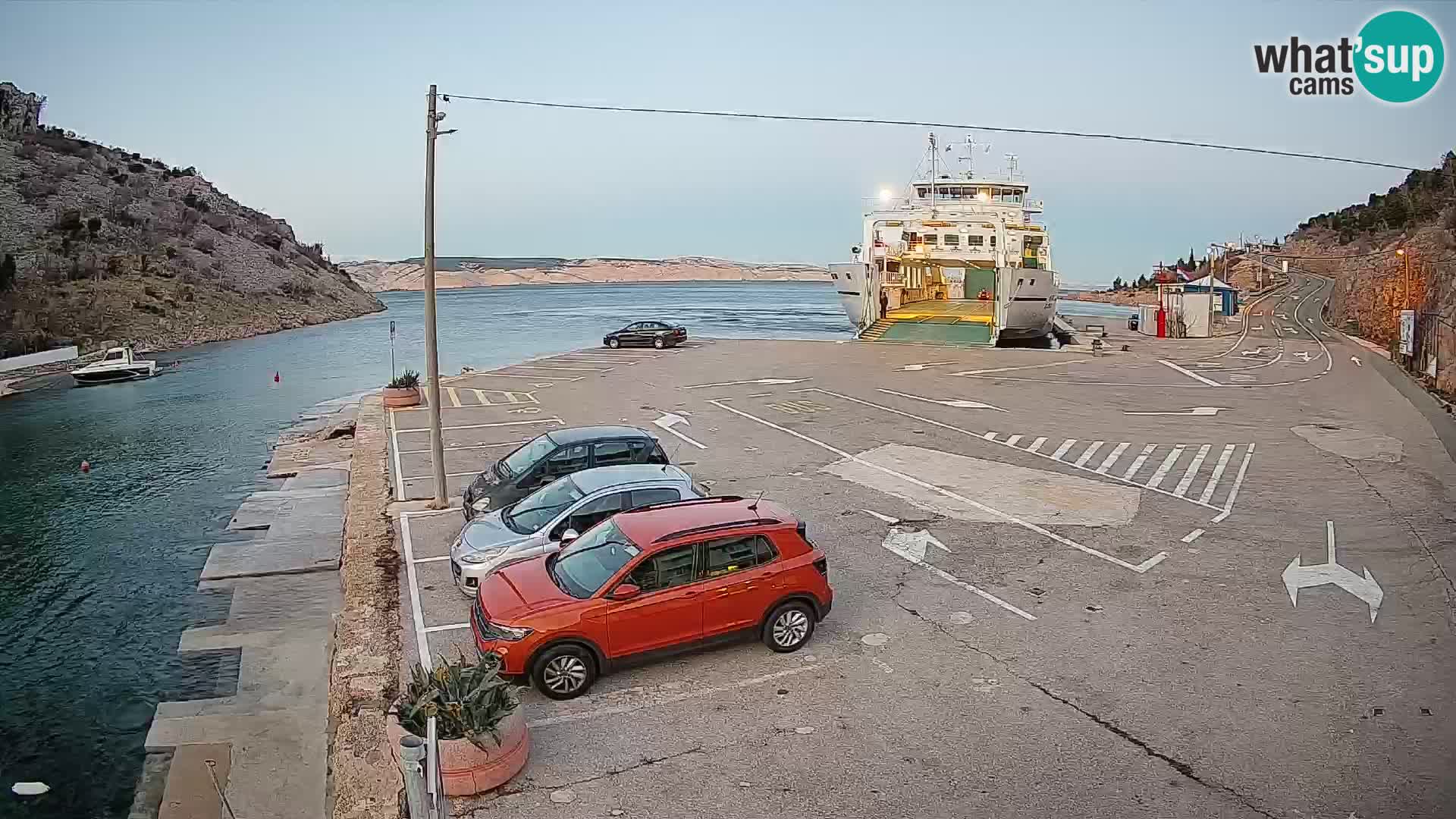 Web kamera trajektna luka Prizna – prema otoku Pag