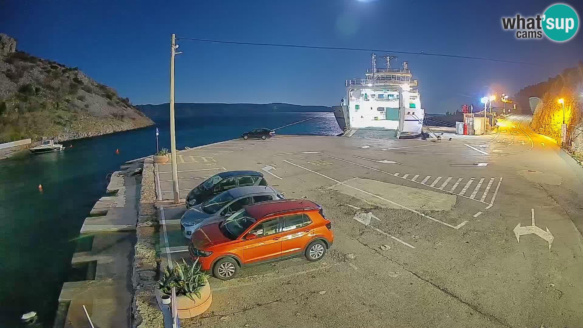 Spletna kamera trajektno pristanišče Prizna – proti otoku Pag