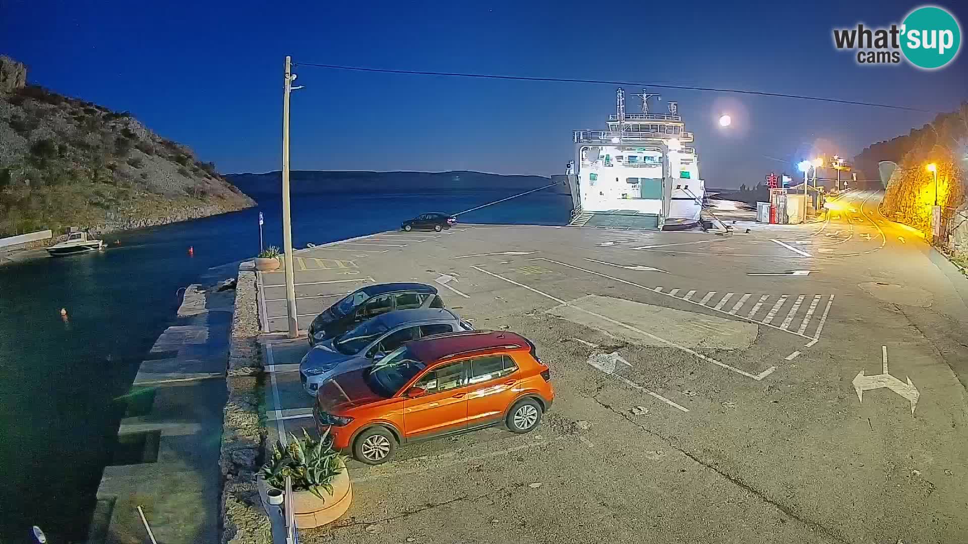 Spletna kamera trajektno pristanišče Prizna – proti otoku Pag