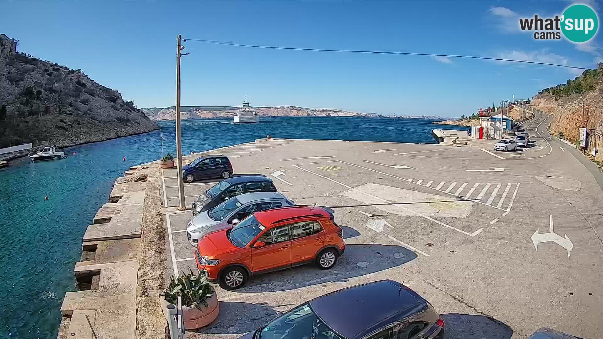 Spletna kamera trajektno pristanišče Prizna – proti otoku Pag