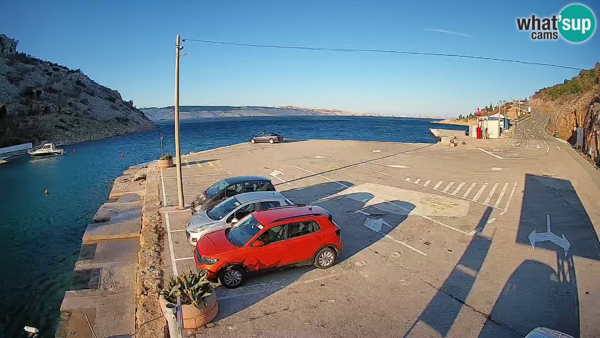 Spletna kamera trajektno pristanišče Prizna – proti otoku Pag