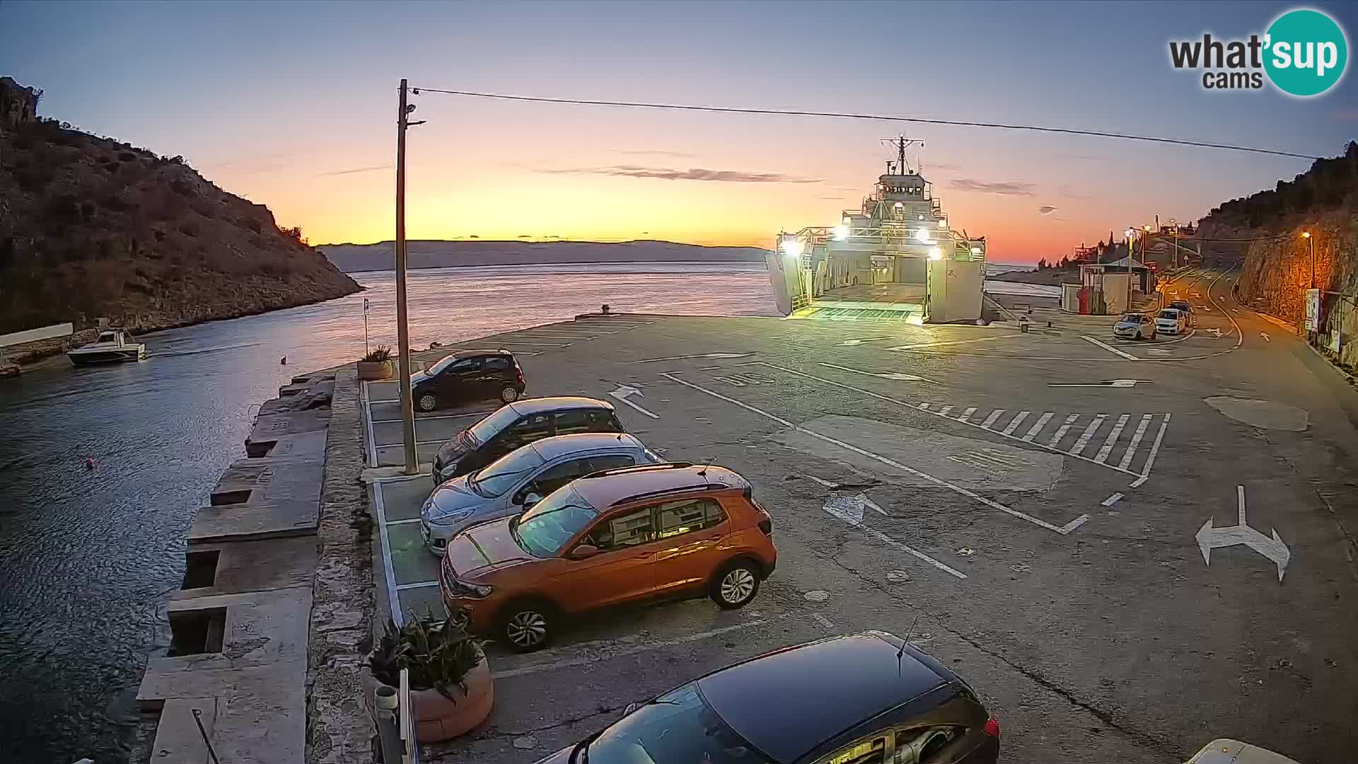 Spletna kamera trajektno pristanišče Prizna – proti otoku Pag