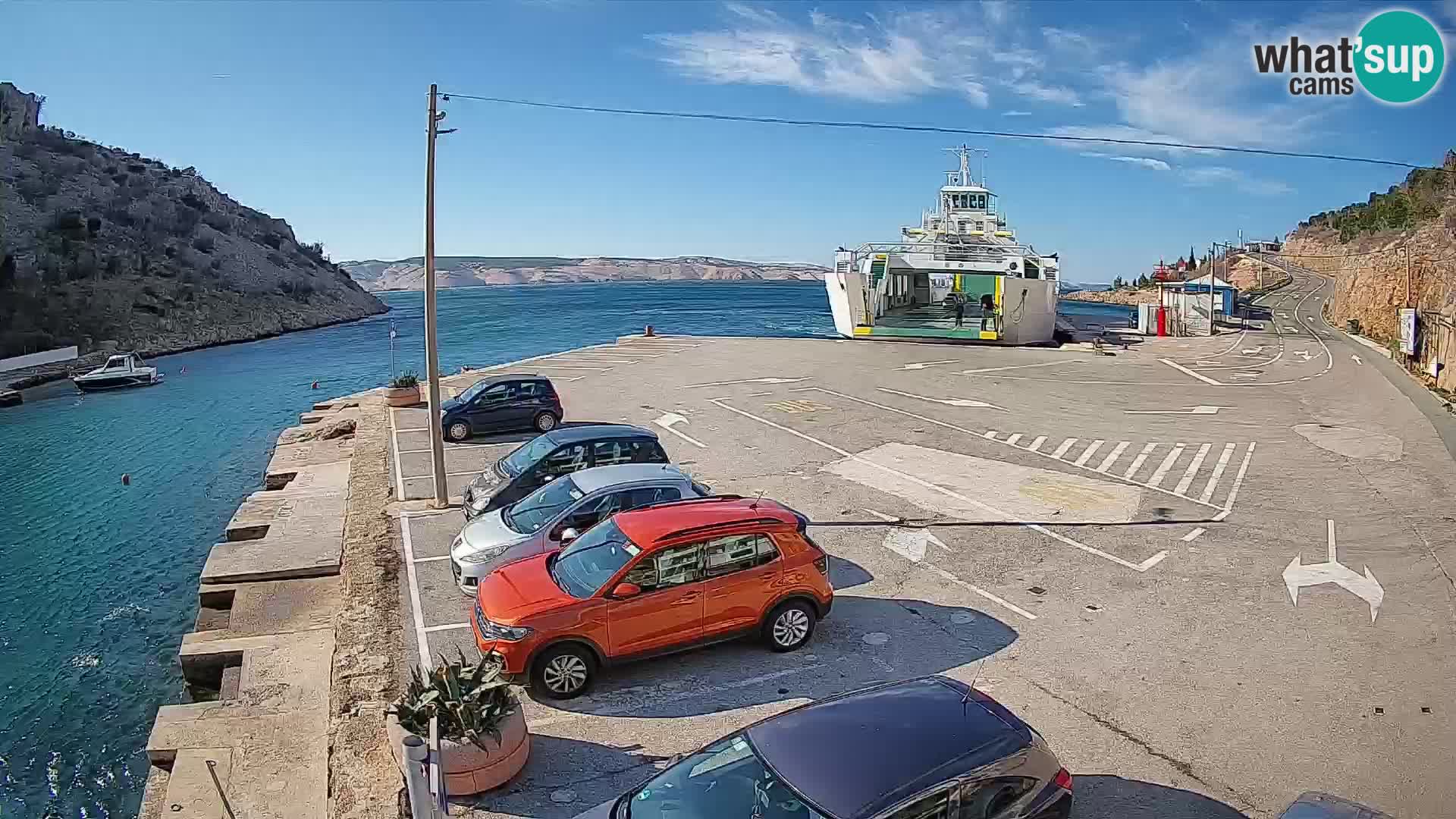 Spletna kamera trajektno pristanišče Prizna – proti otoku Pag