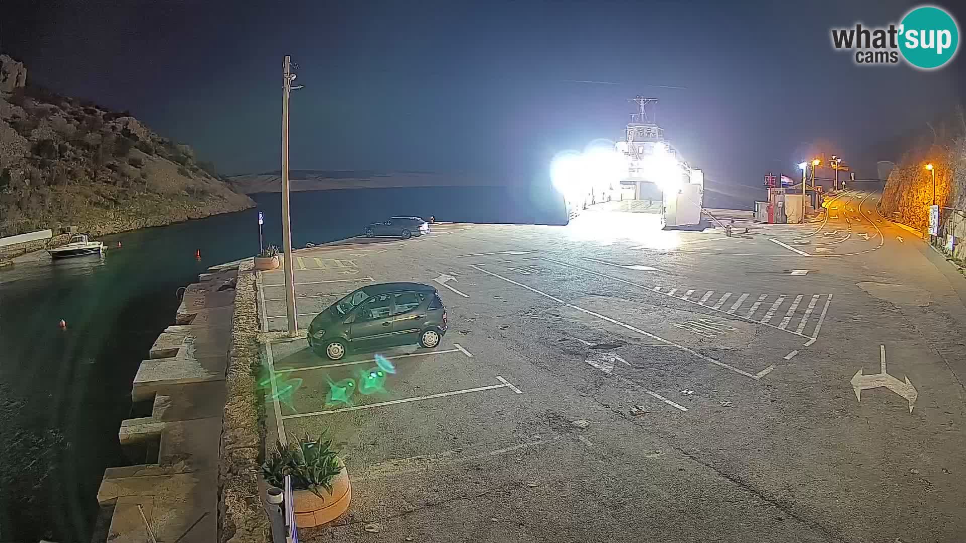 Spletna kamera trajektno pristanišče Prizna – proti otoku Pag