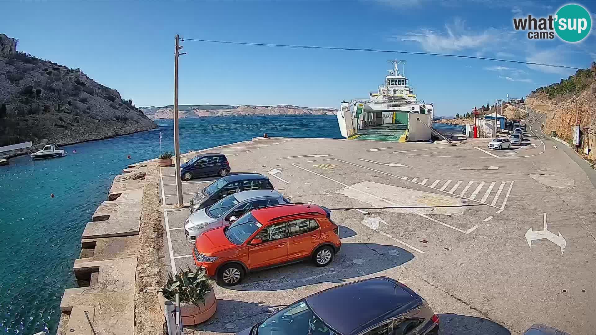 Spletna kamera trajektno pristanišče Prizna – proti otoku Pag