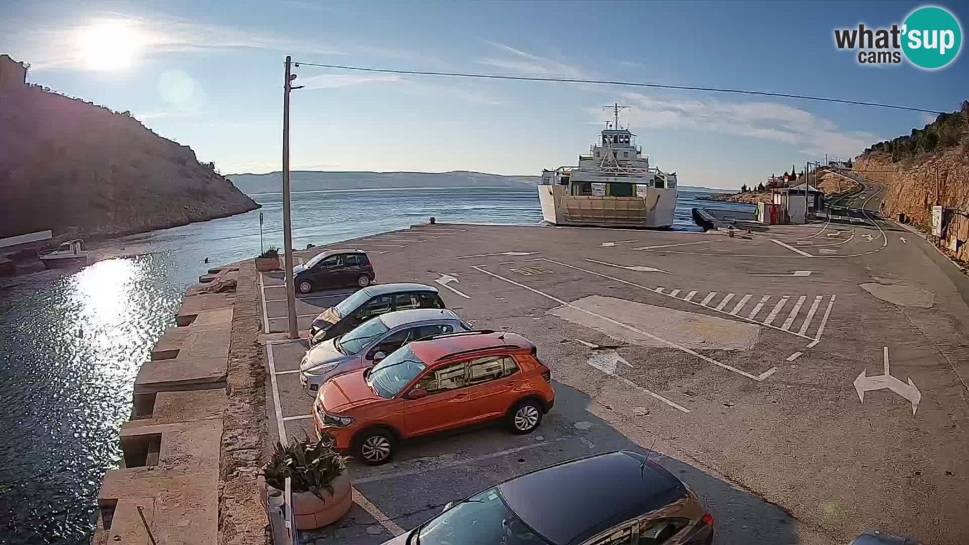 Webcam del puerto de ferris de Prizna – hacia la isla de Pag