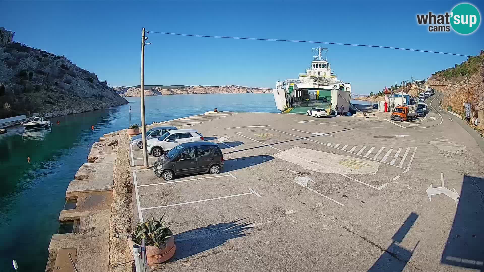 Spletna kamera trajektno pristanišče Prizna – proti otoku Pag