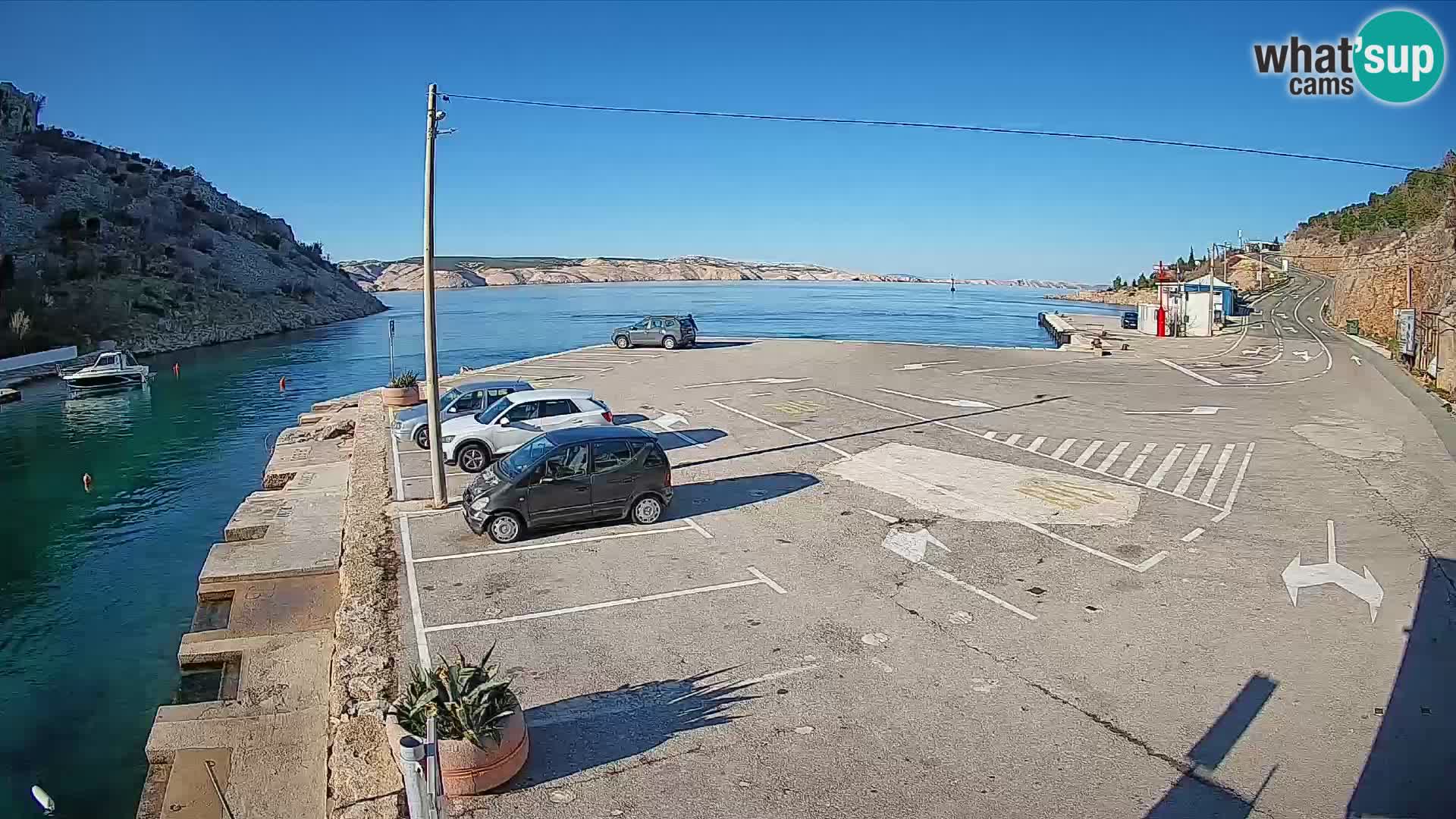 Spletna kamera trajektno pristanišče Prizna – proti otoku Pag