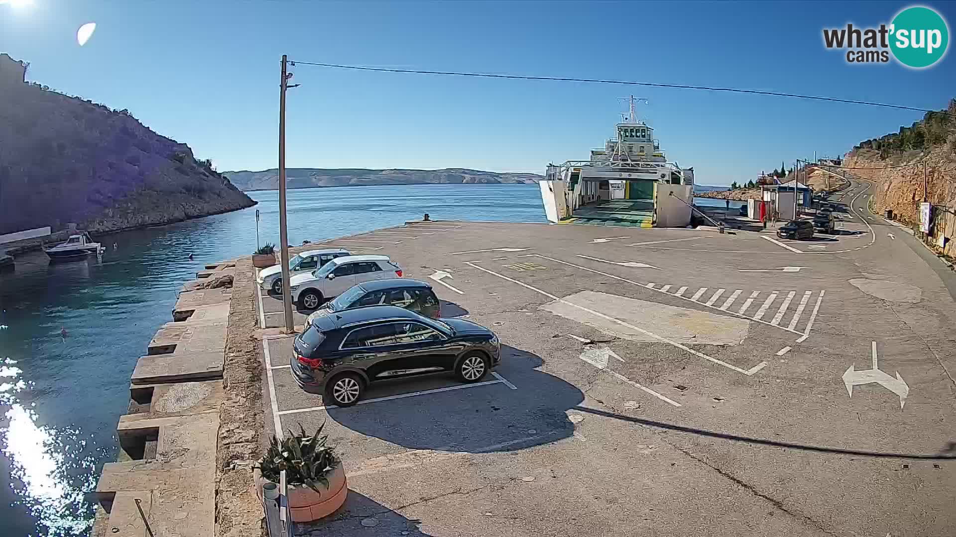 Spletna kamera trajektno pristanišče Prizna – proti otoku Pag