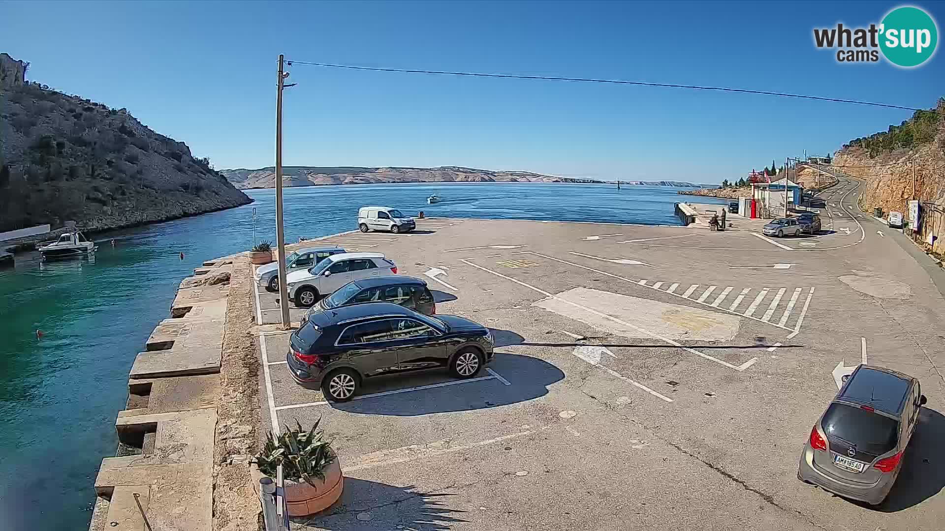 Spletna kamera trajektno pristanišče Prizna – proti otoku Pag