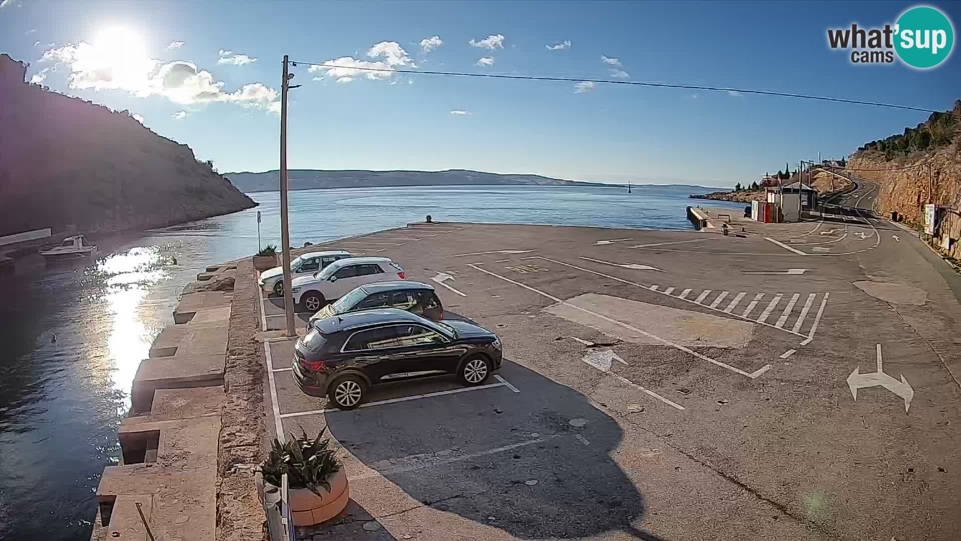 Spletna kamera trajektno pristanišče Prizna – proti otoku Pag