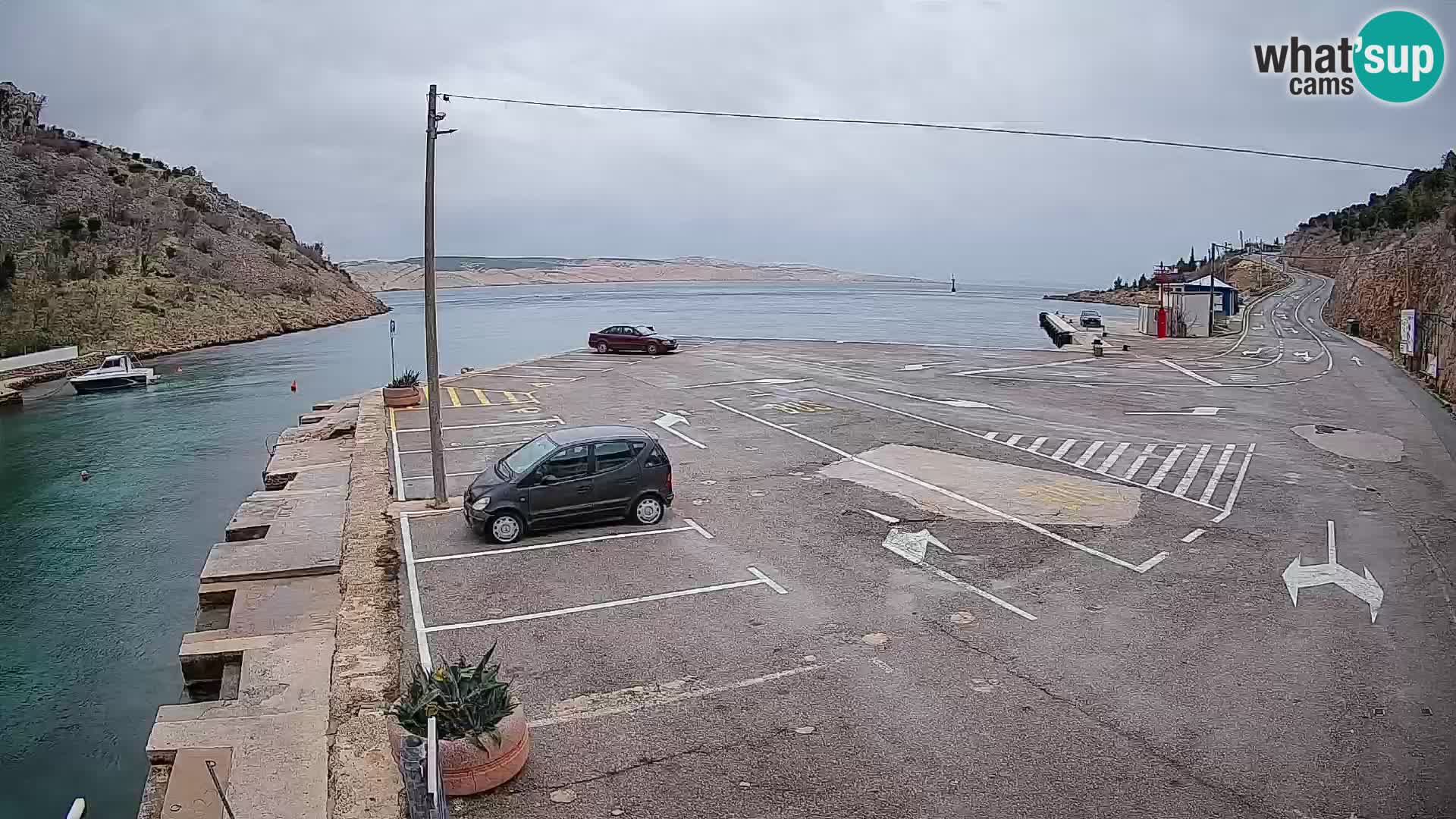 Webcam del puerto de ferris de Prizna – hacia la isla de Pag