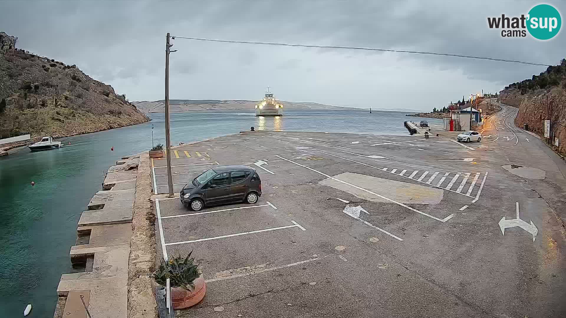 Spletna kamera trajektno pristanišče Prizna – proti otoku Pag