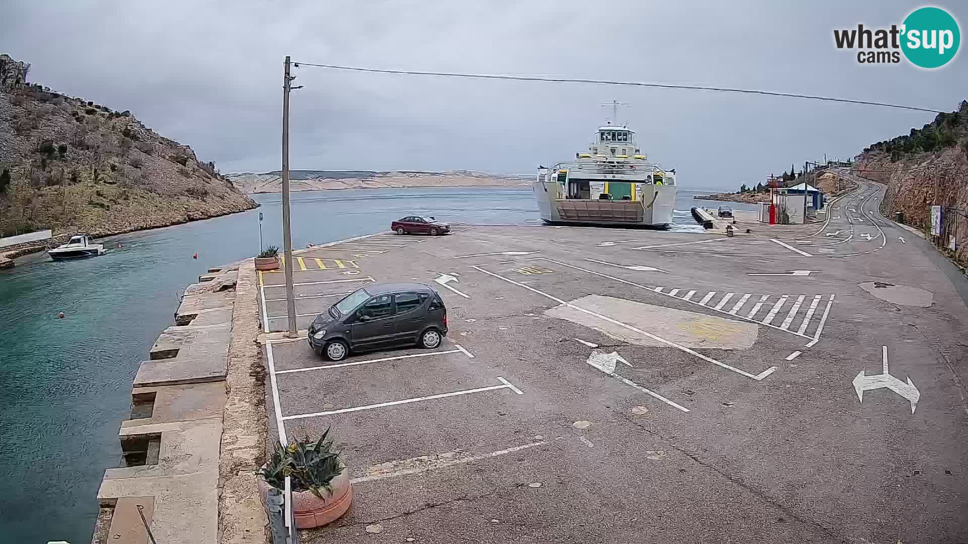 Webcam del puerto de ferris de Prizna – hacia la isla de Pag