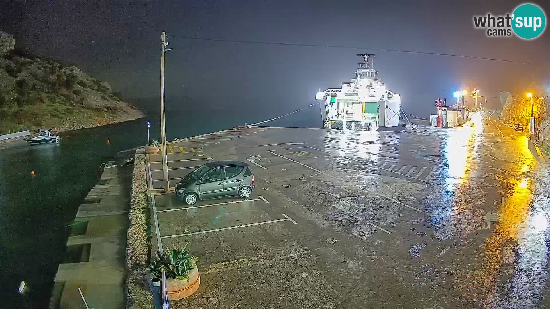 Spletna kamera trajektno pristanišče Prizna – proti otoku Pag