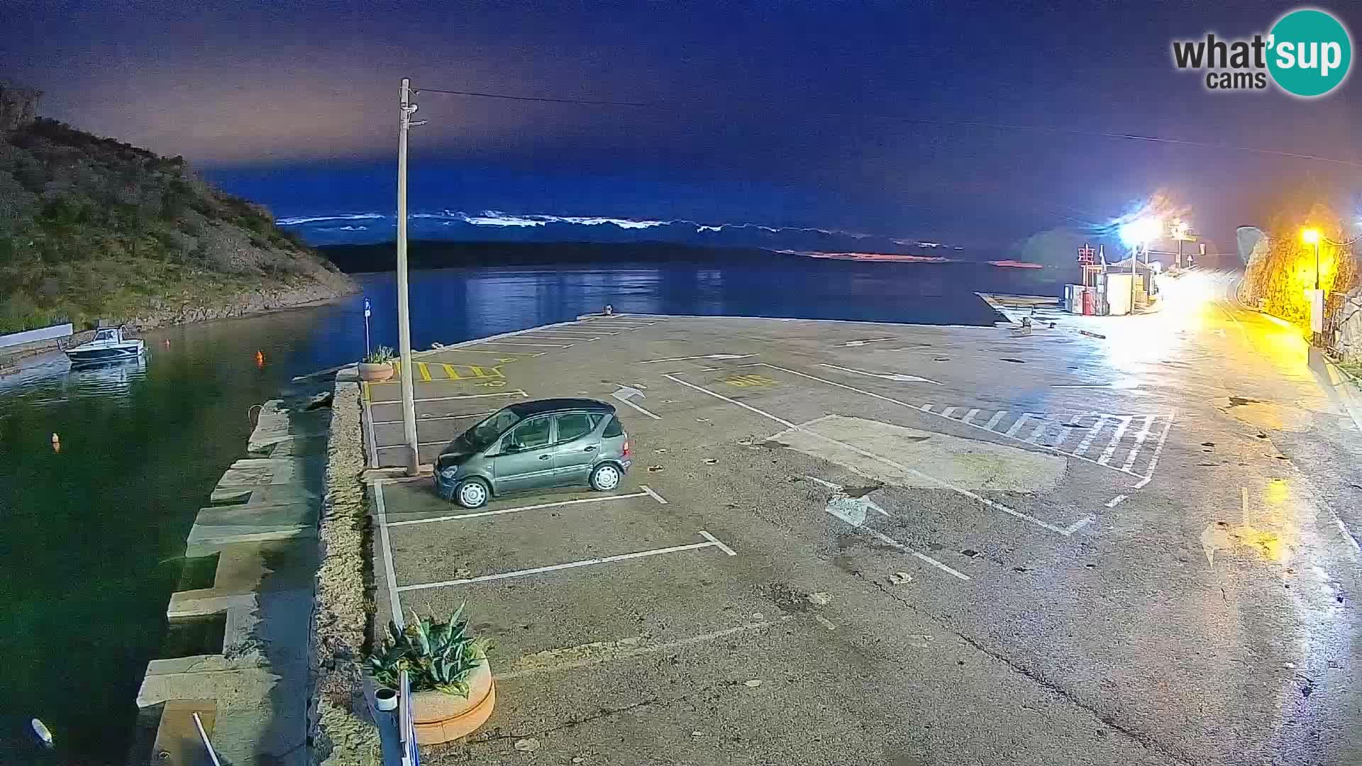 Spletna kamera trajektno pristanišče Prizna – proti otoku Pag