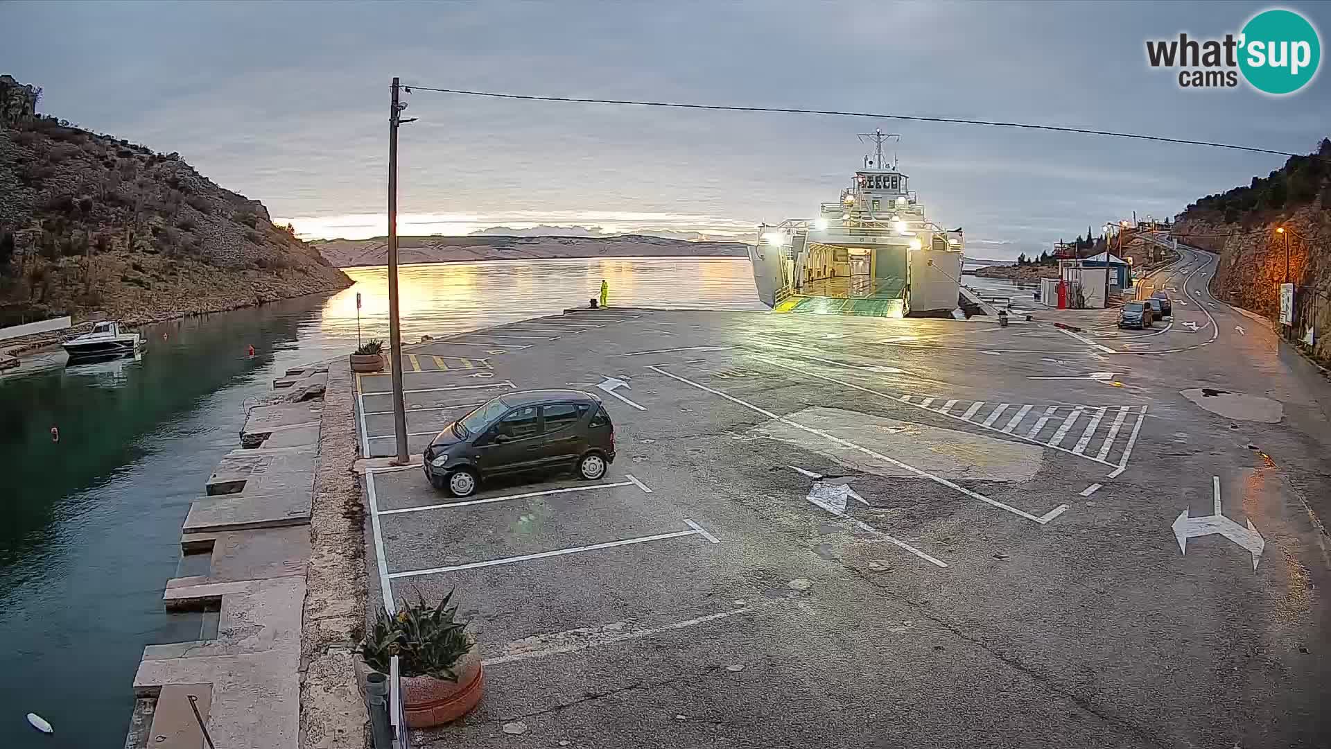 Webcam del puerto de ferris de Prizna – hacia la isla de Pag