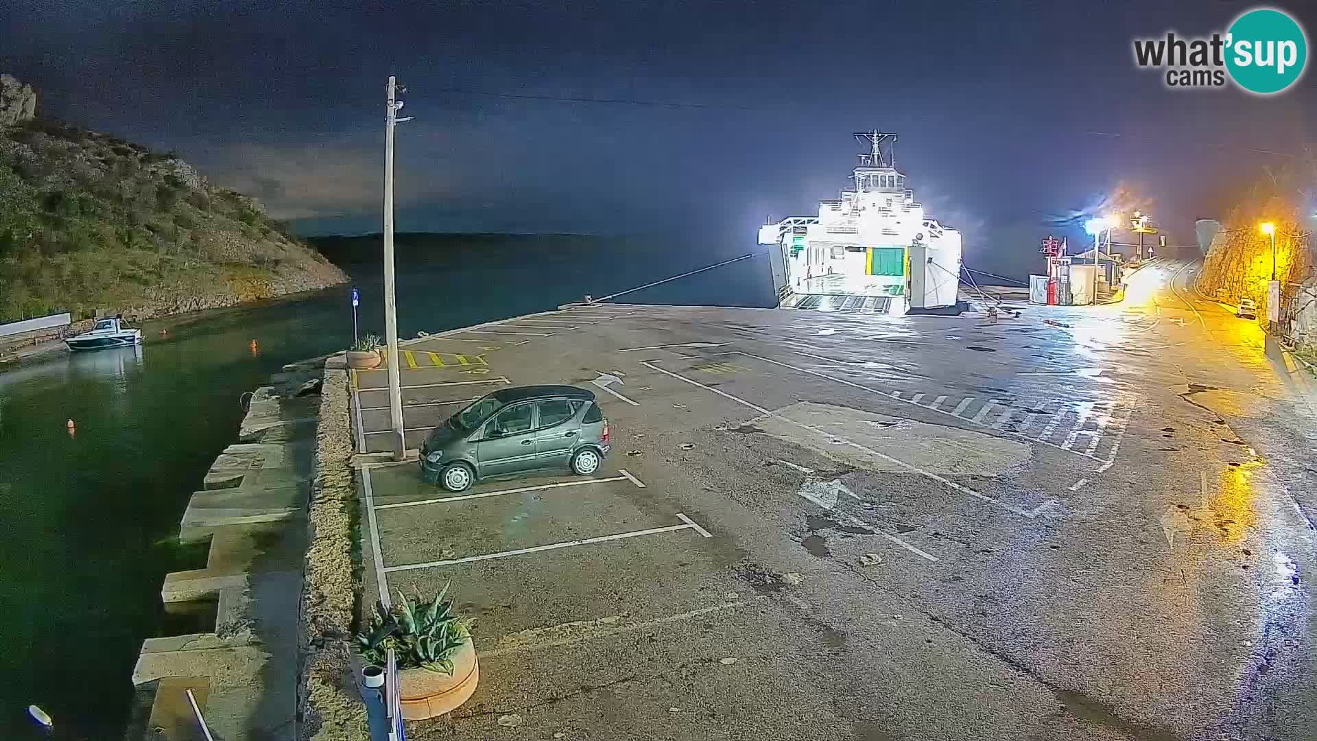 Spletna kamera trajektno pristanišče Prizna – proti otoku Pag