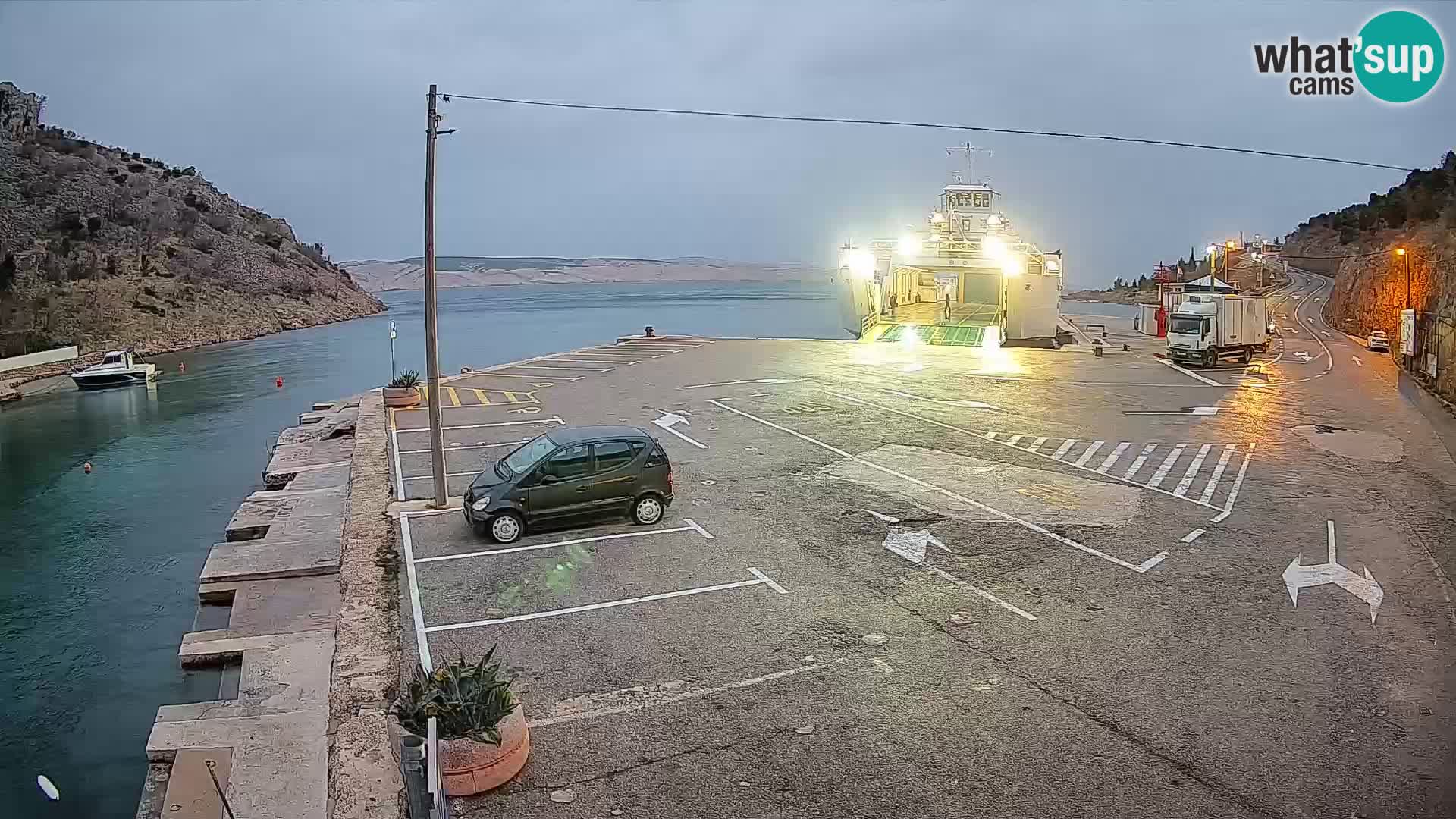 Webcam del puerto de ferris de Prizna – hacia la isla de Pag