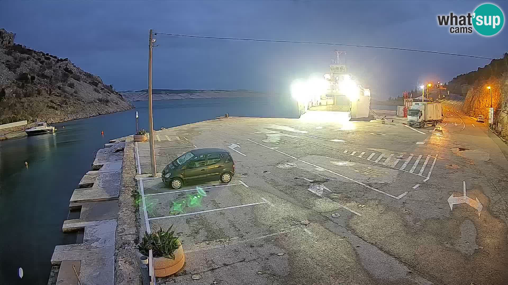 Webcam del puerto de ferris de Prizna – hacia la isla de Pag