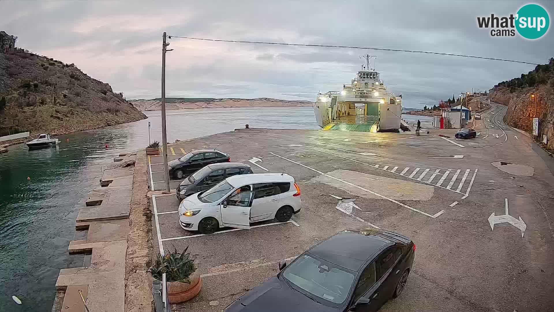 Webcam del puerto de ferris de Prizna – hacia la isla de Pag