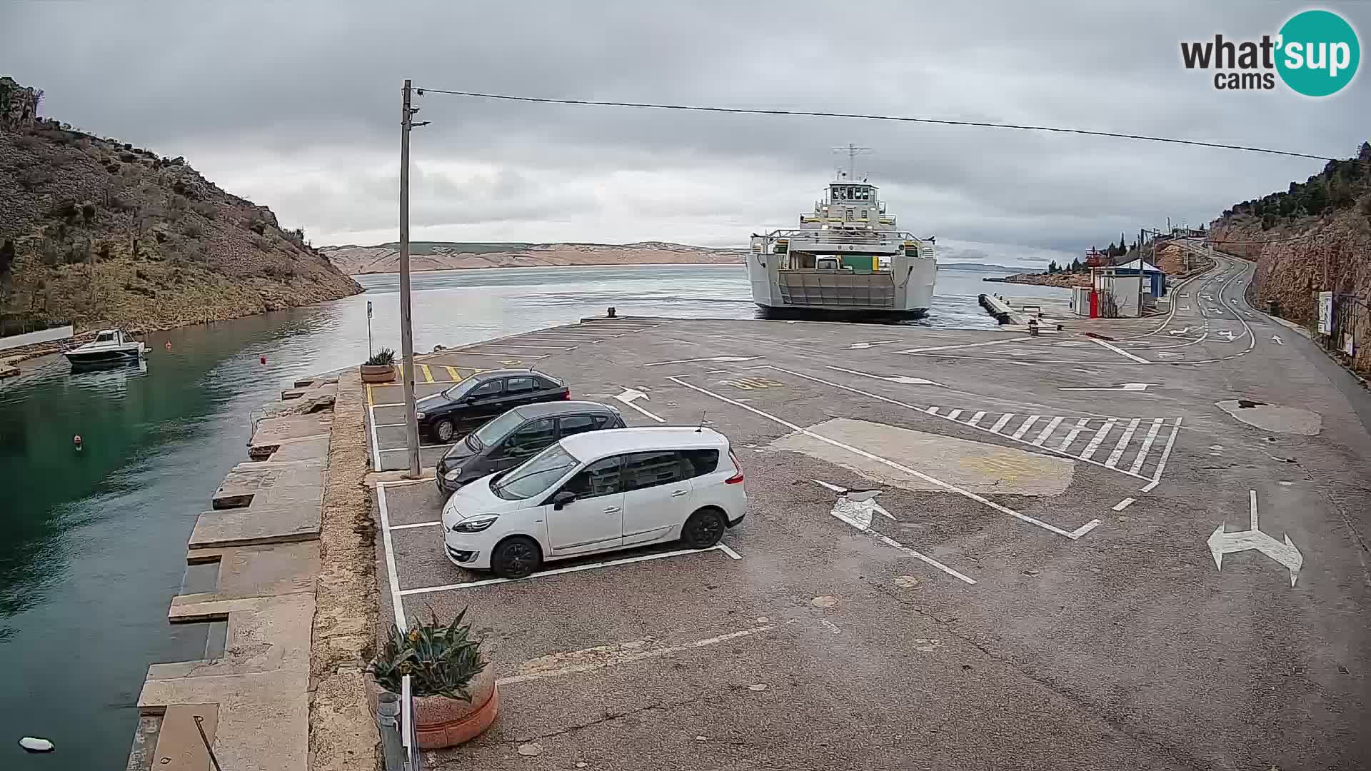 Webcam del puerto de ferris de Prizna – hacia la isla de Pag