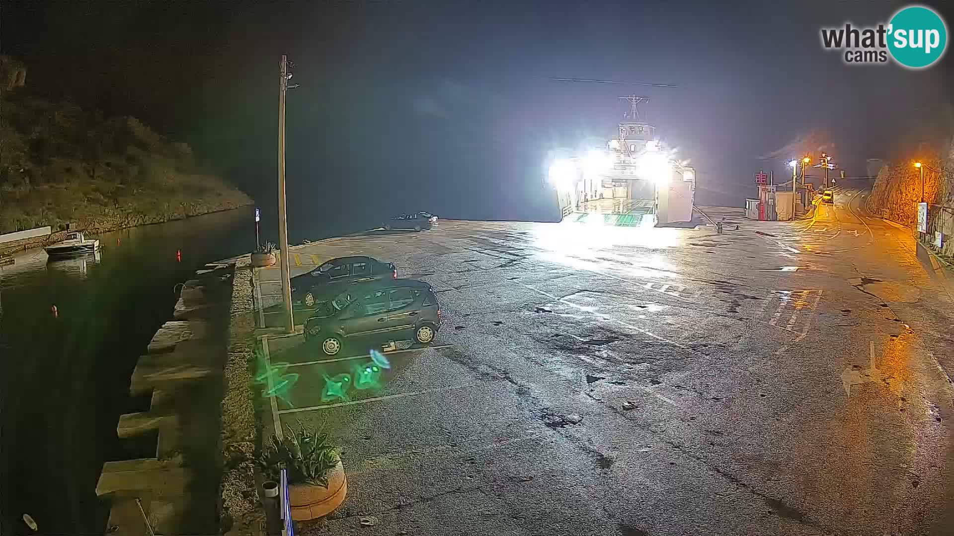 Spletna kamera trajektno pristanišče Prizna – proti otoku Pag