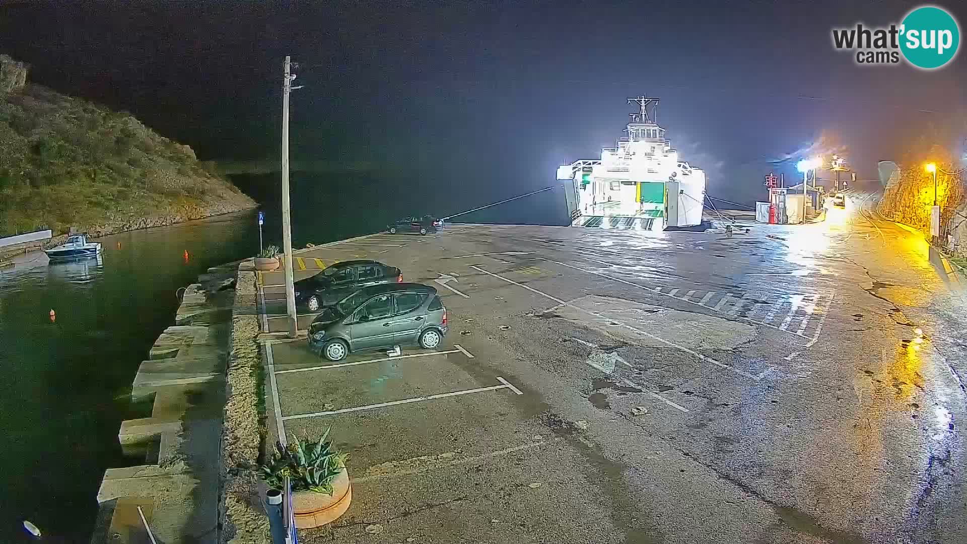 Spletna kamera trajektno pristanišče Prizna – proti otoku Pag