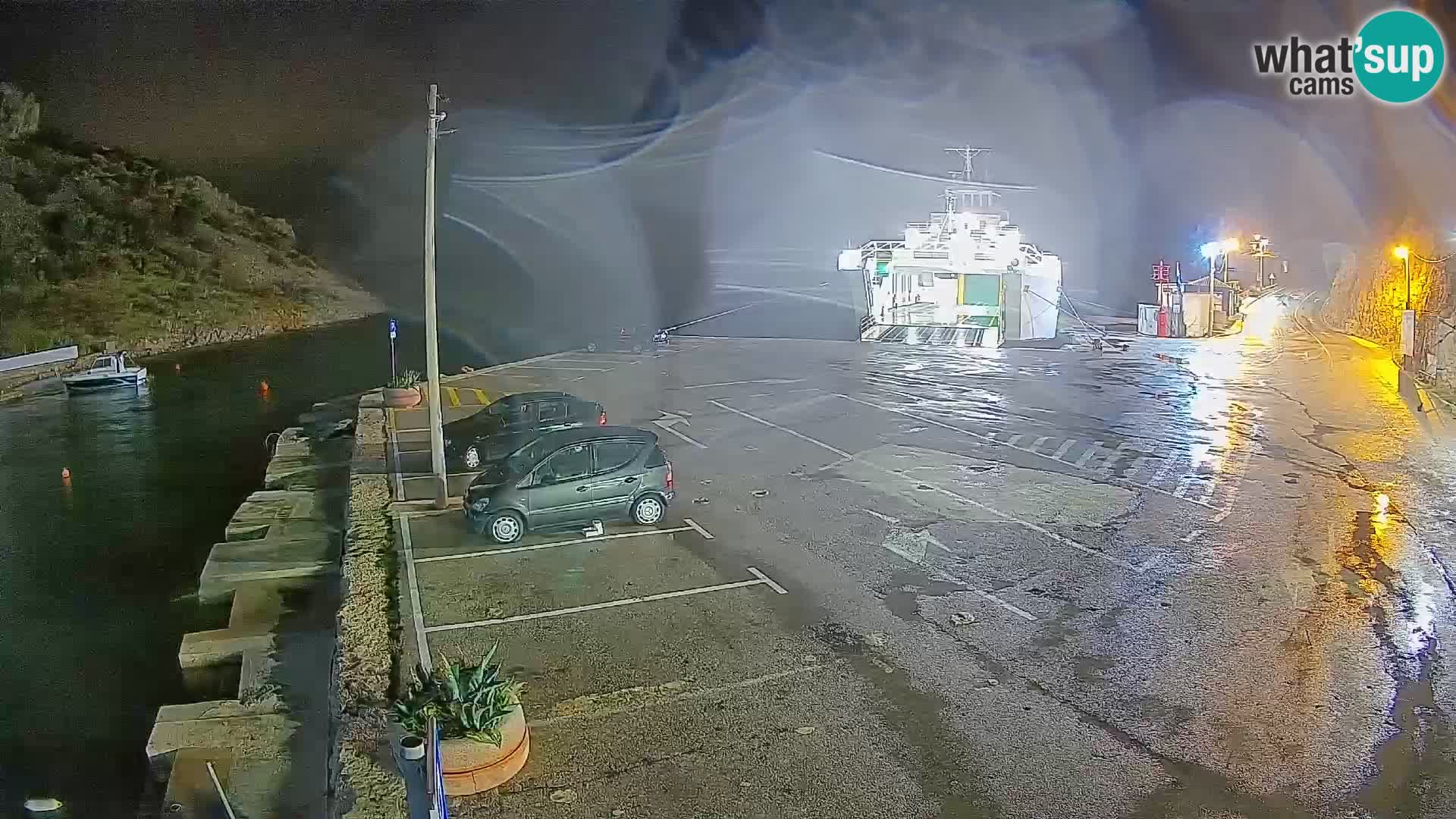 Spletna kamera trajektno pristanišče Prizna – proti otoku Pag