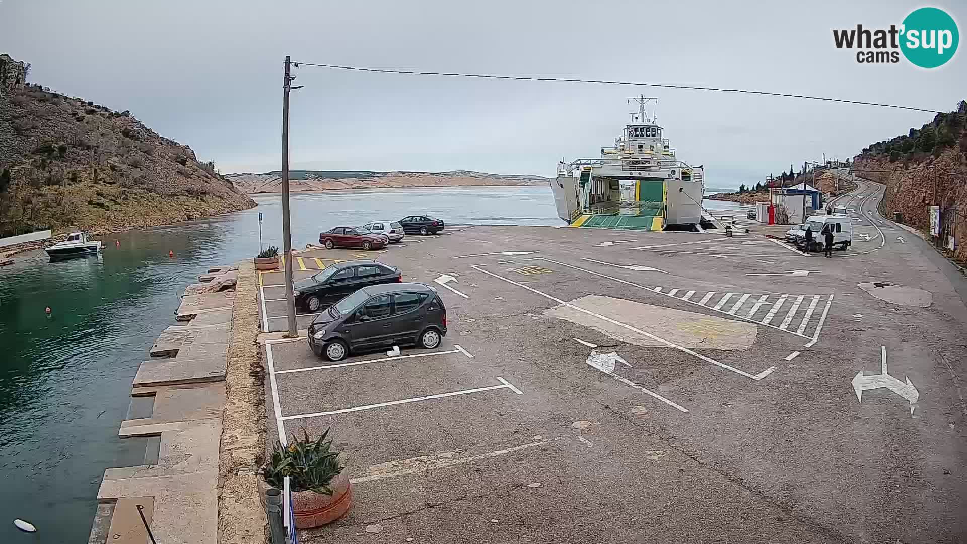 Spletna kamera trajektno pristanišče Prizna – proti otoku Pag