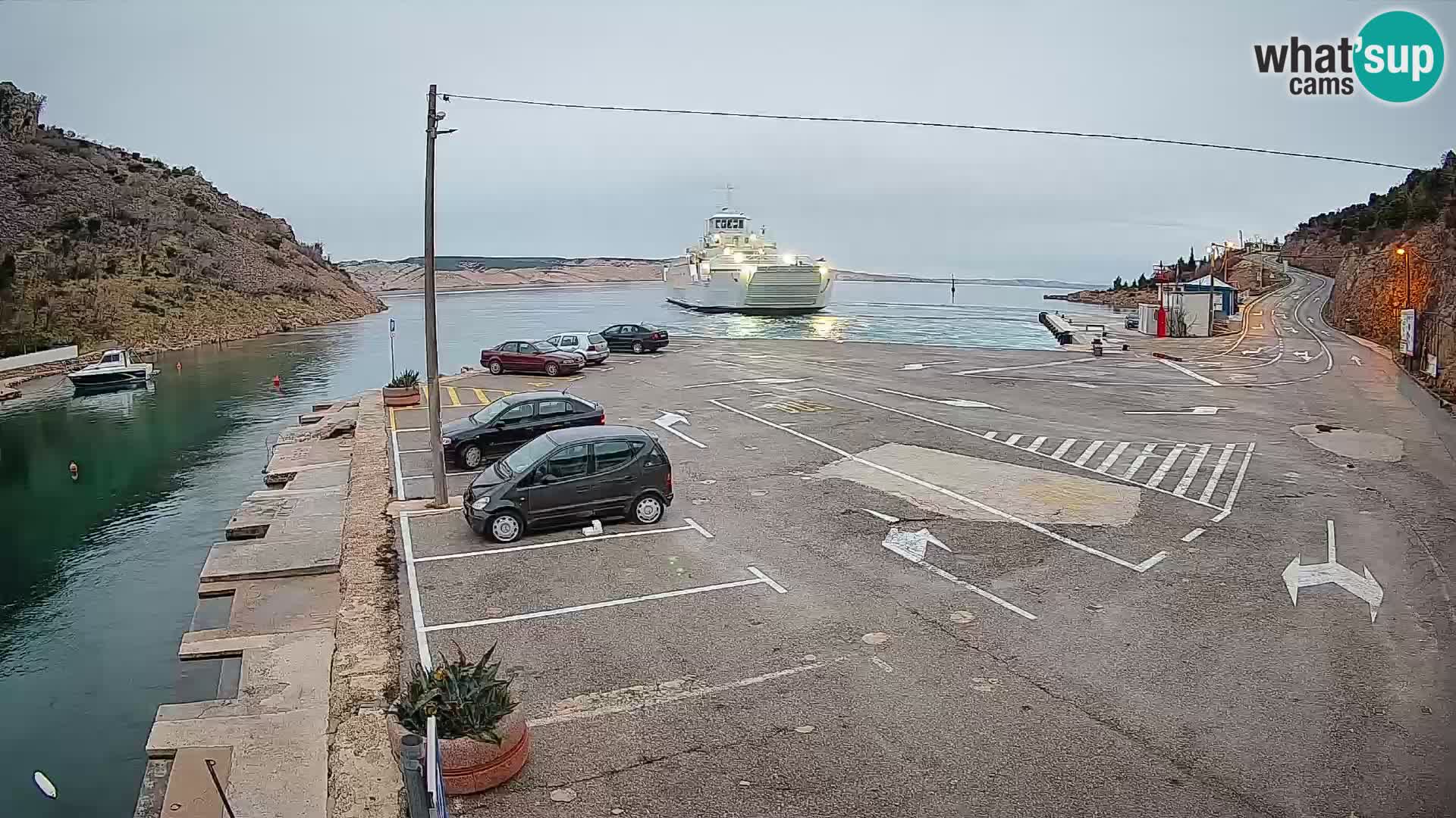 Webcam del puerto de ferris de Prizna – hacia la isla de Pag