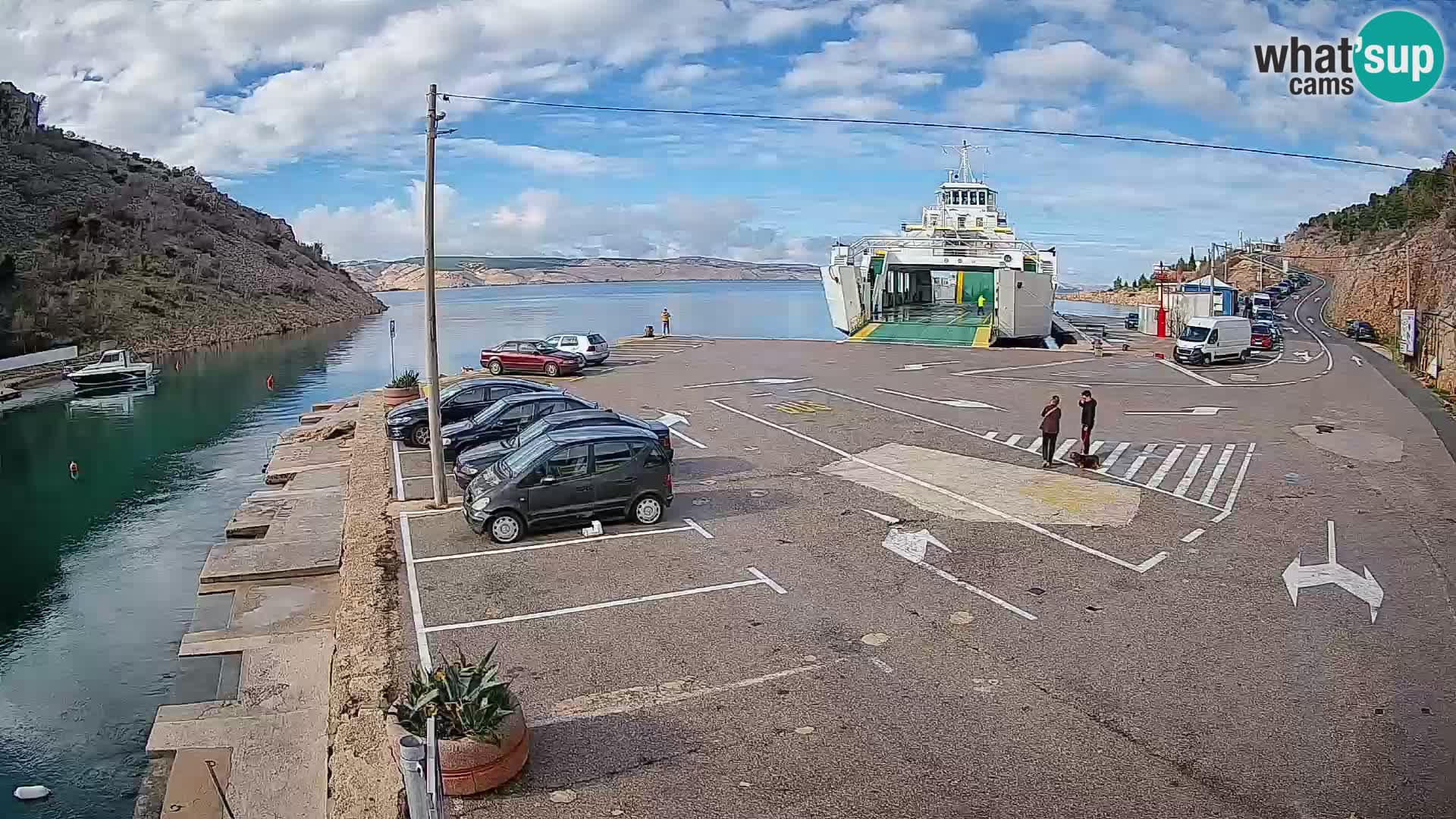 Spletna kamera trajektno pristanišče Prizna – proti otoku Pag